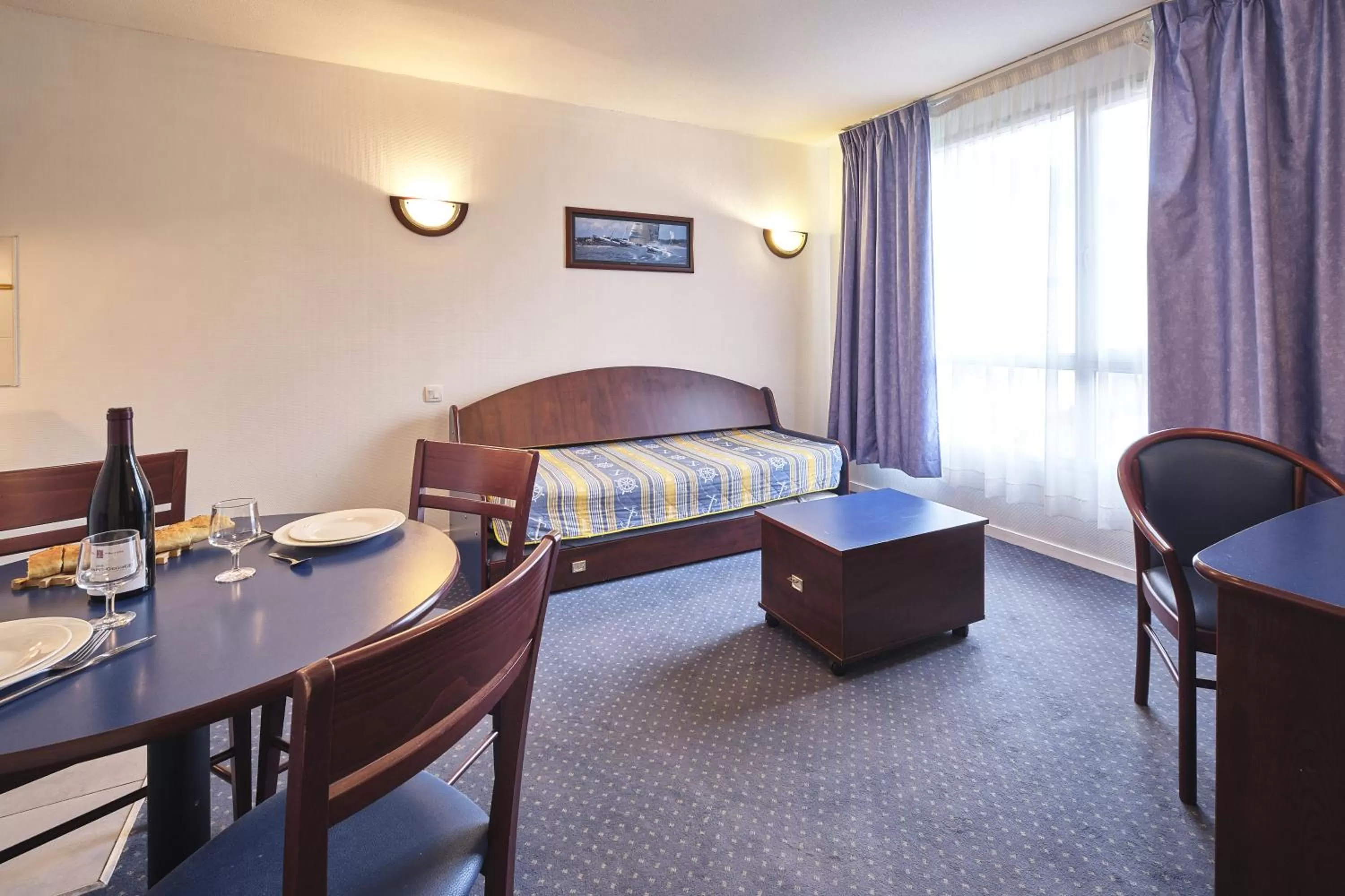 Seating area, Bed in Comfort Aparthotel Carcassonne