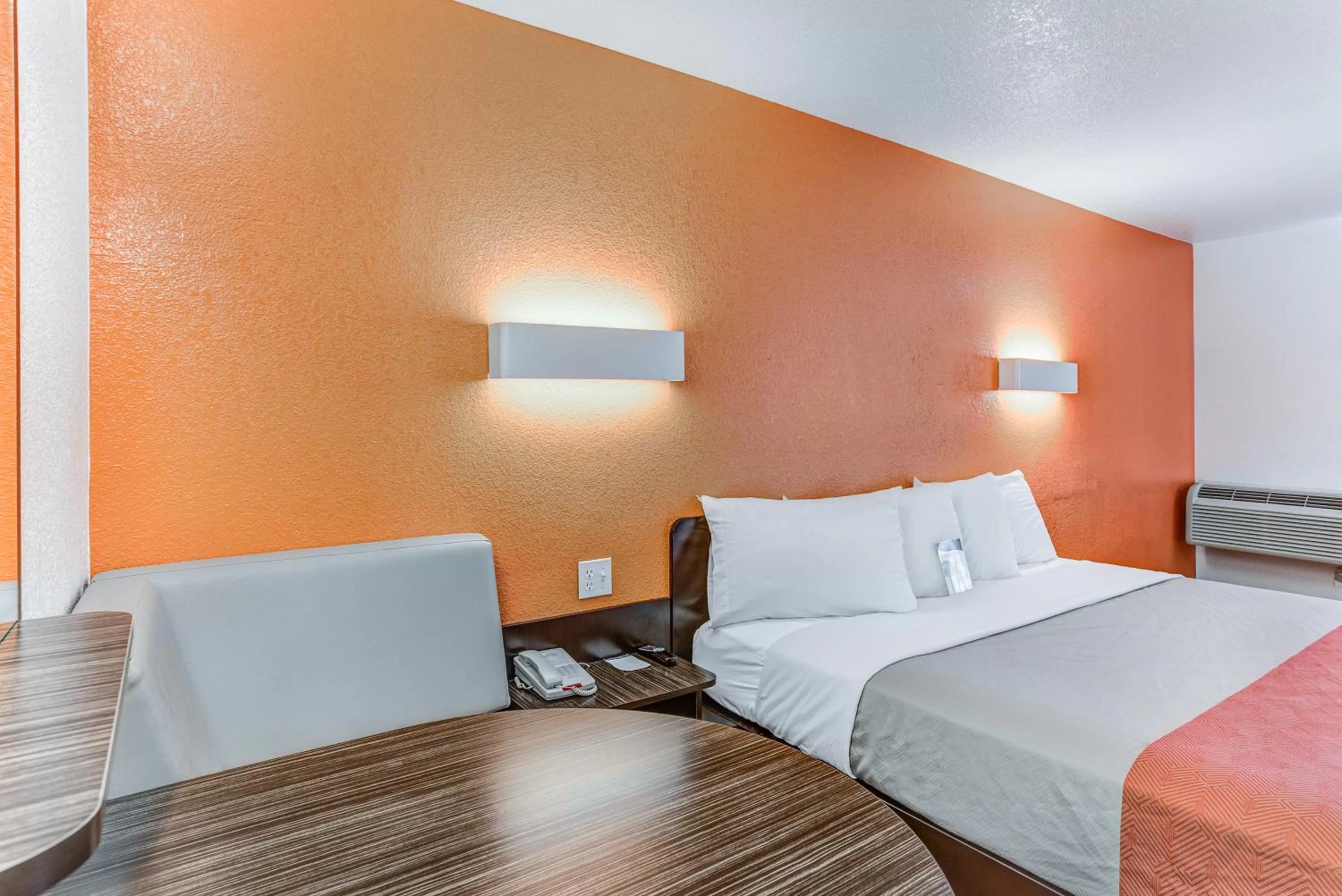 Bedroom, Bed in Motel 6-Portland, OR - Tigard West