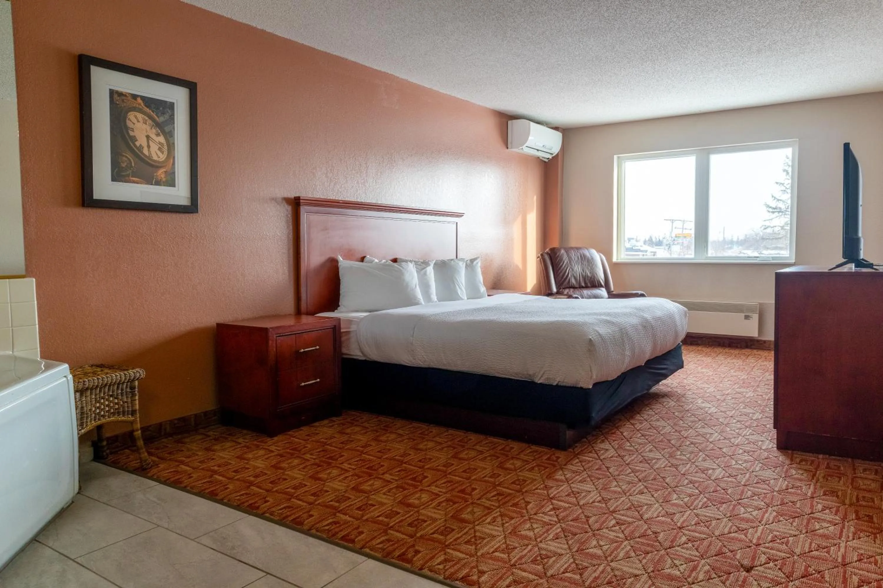 King Suite with Hot Tub in Norland Inn & Suites Roseau