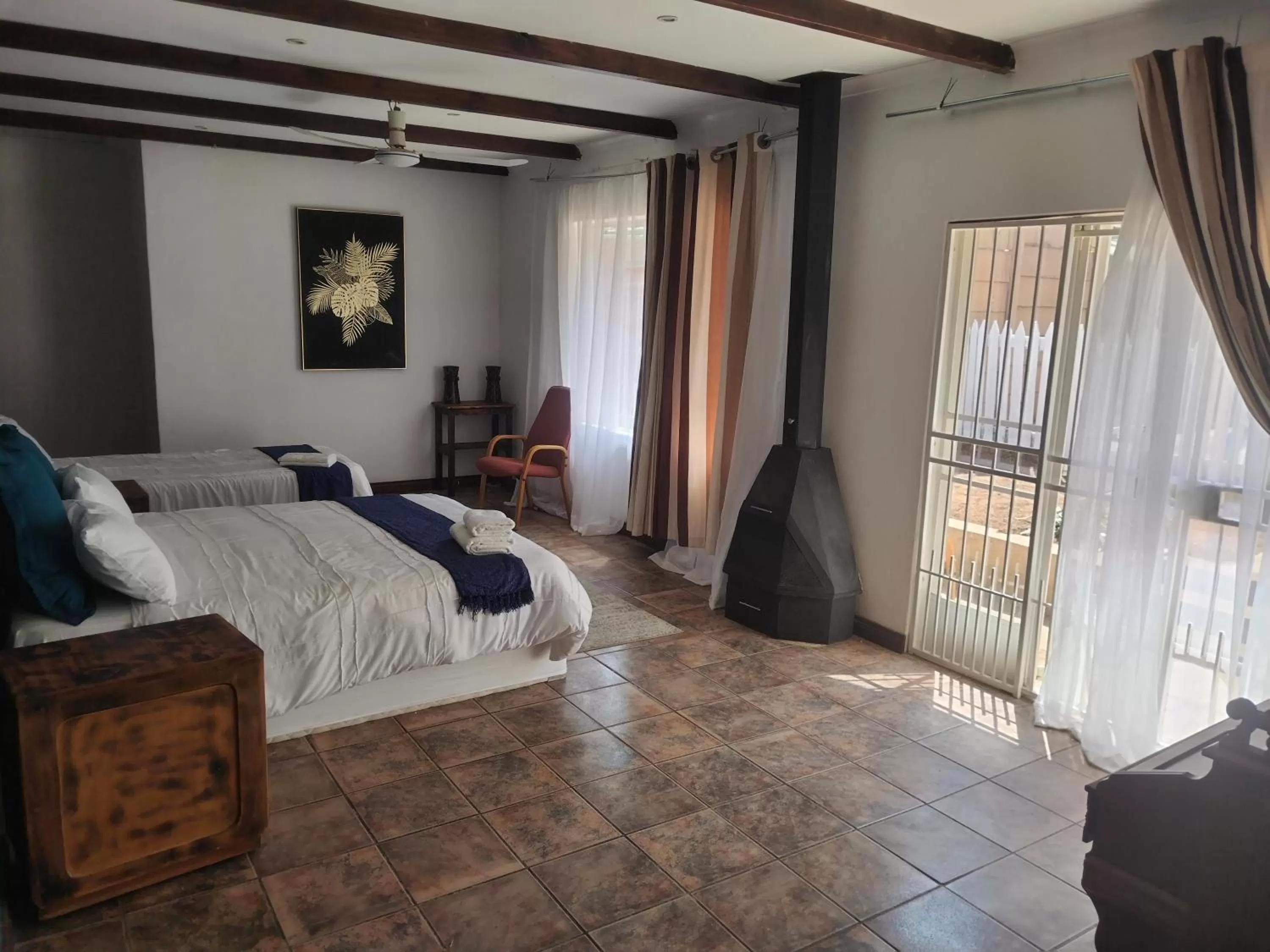 Photo of the whole room, Bed in 54 Brecher