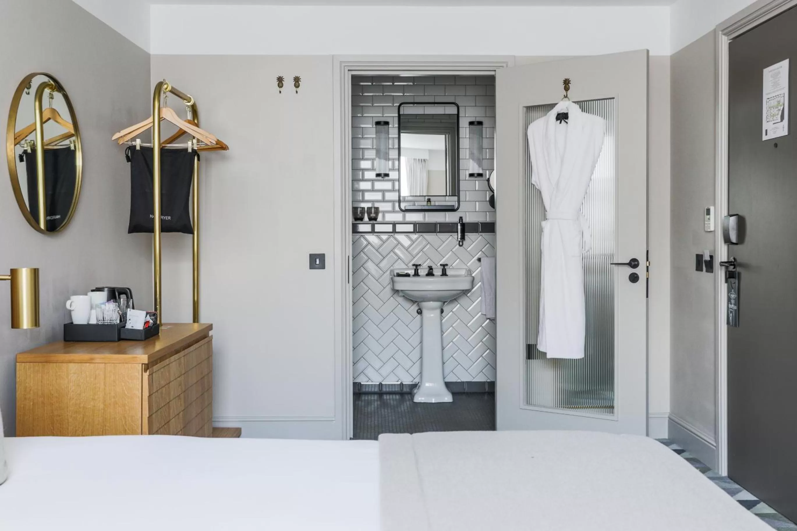 Bathroom, Bed in Victory House Leicester Square