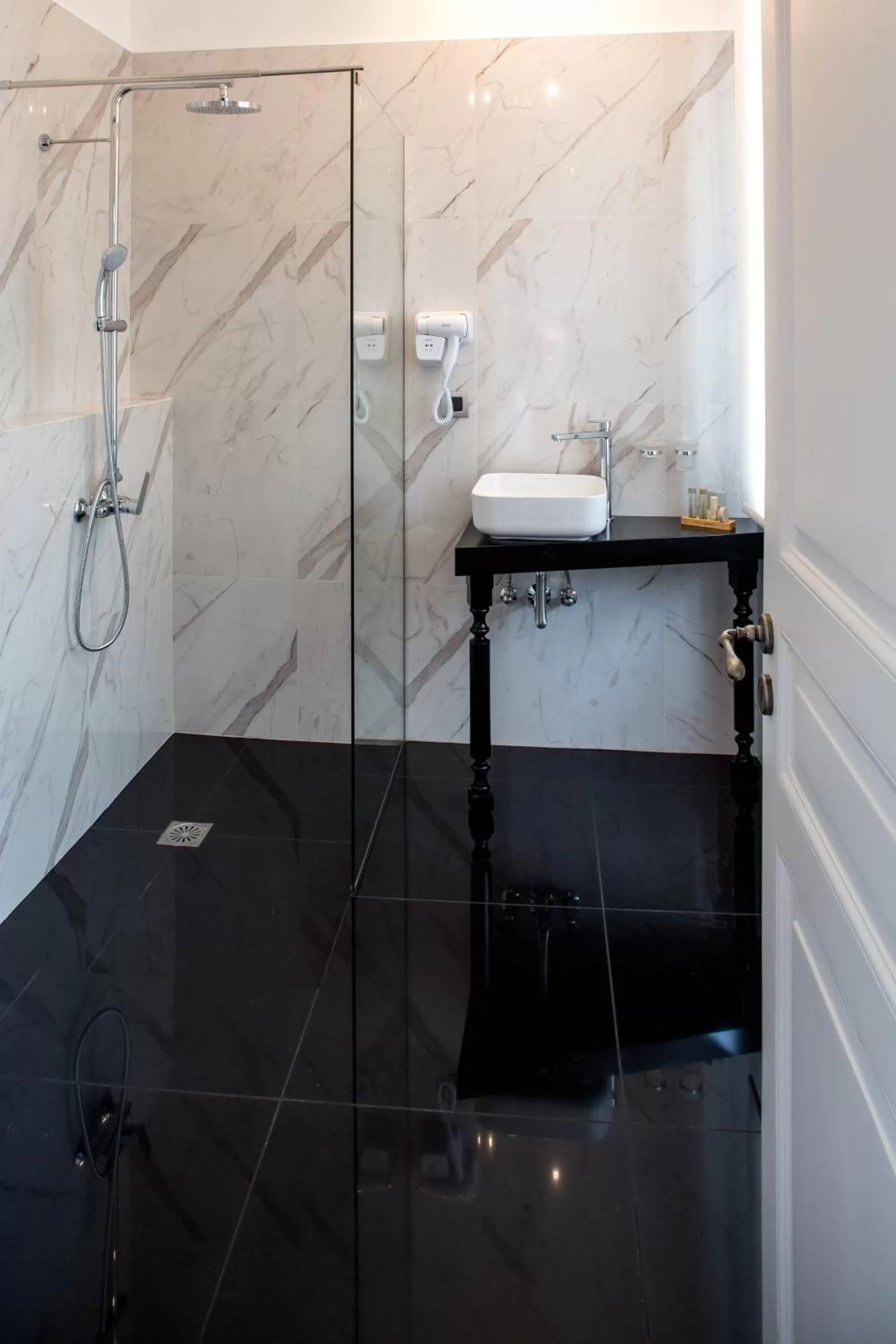 Shower in Gambello Luxury Rooms