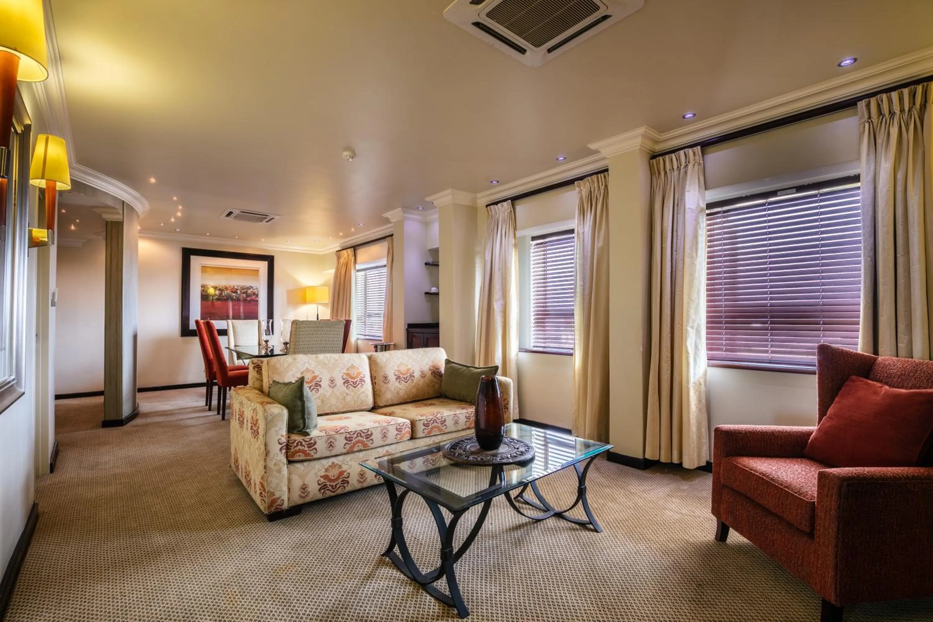 Living room, Bed in Cresta President Hotel