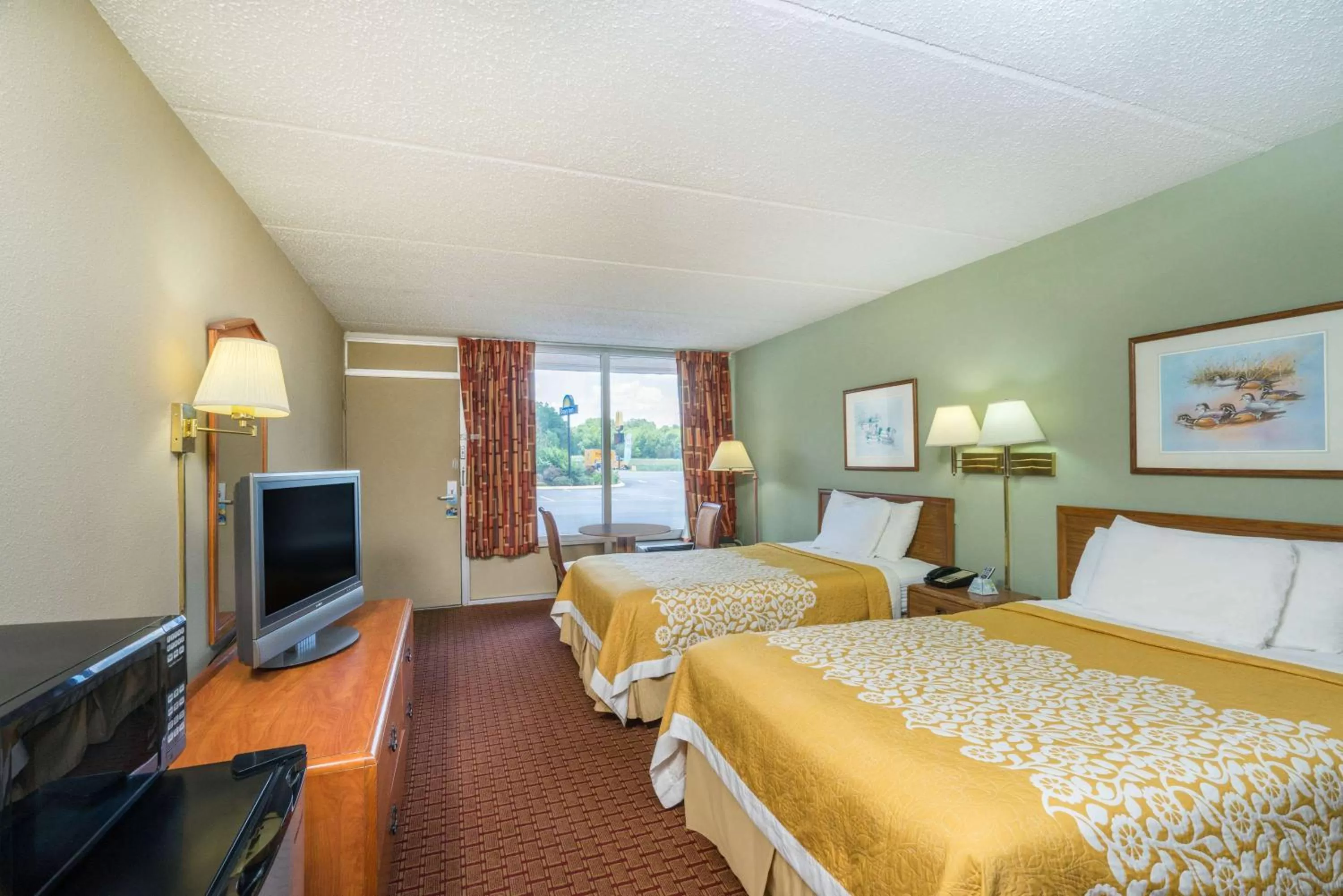 Photo of the whole room, Bed in Days Inn by Wyndham Hurricane Mills