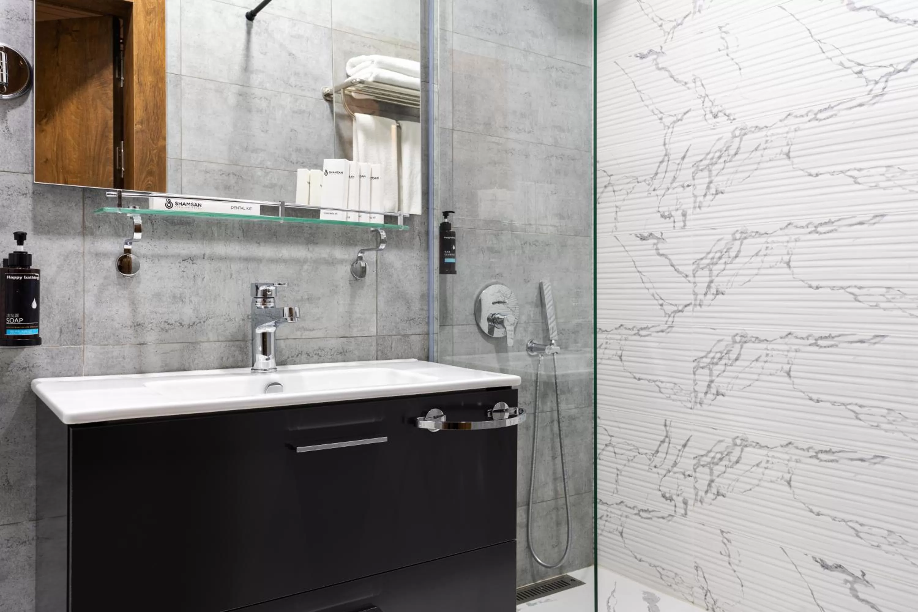 Shower in Shamsan Airport Hotel