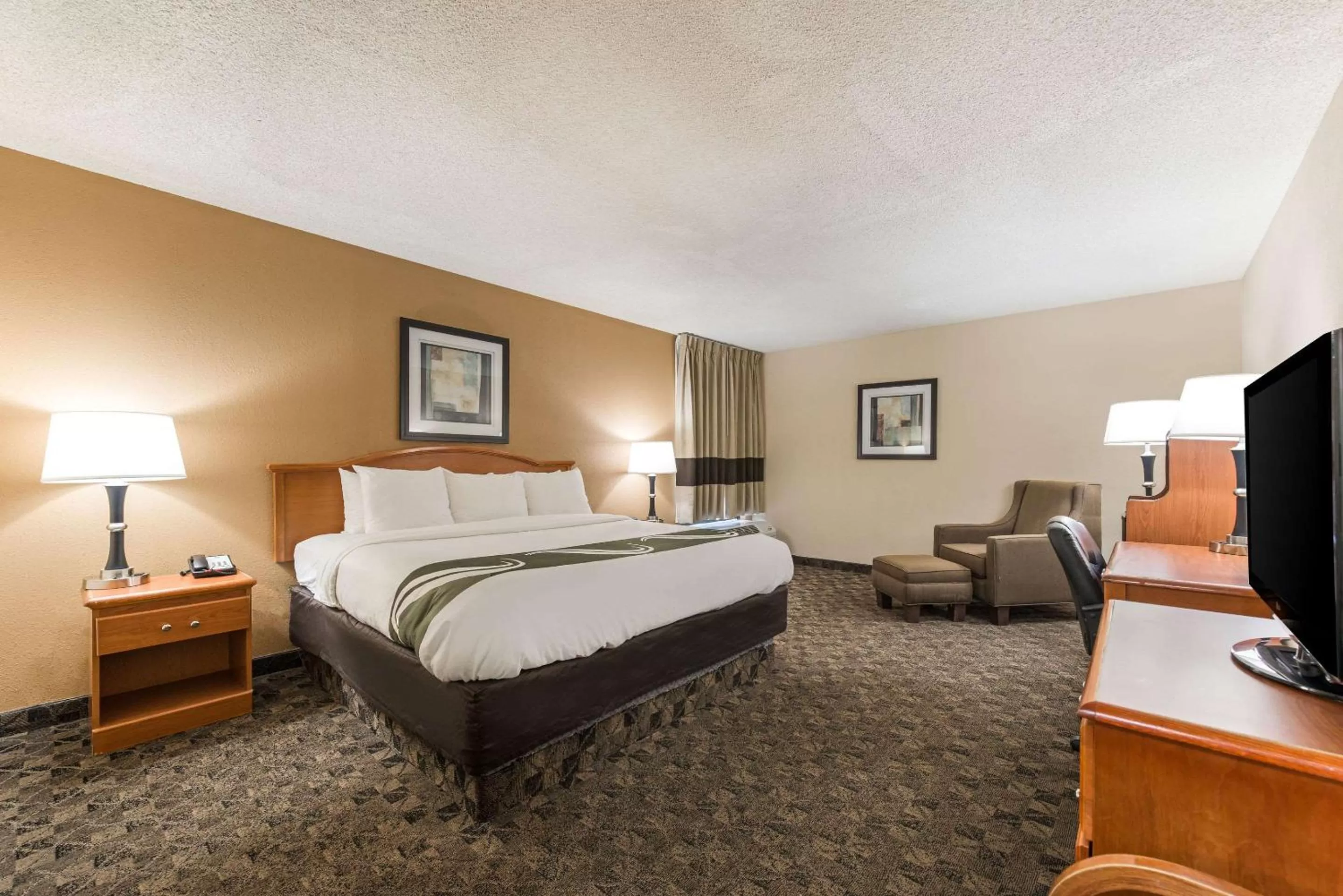 Photo of the whole room, Bed in Quality Inn & Suites Portage Central