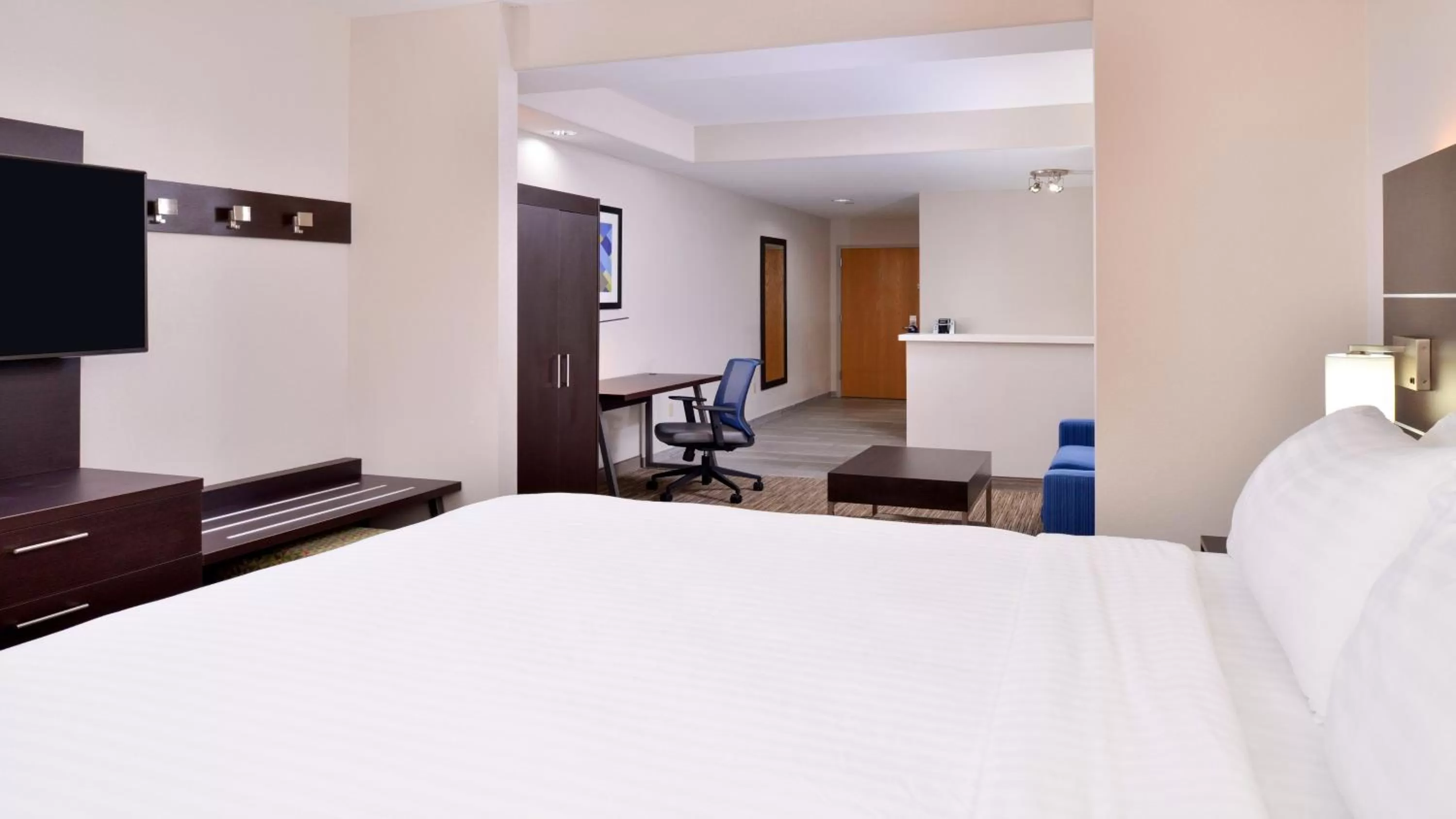 Photo of the whole room, Bed in Holiday Inn Express Hotel & Suites La Place by IHG
