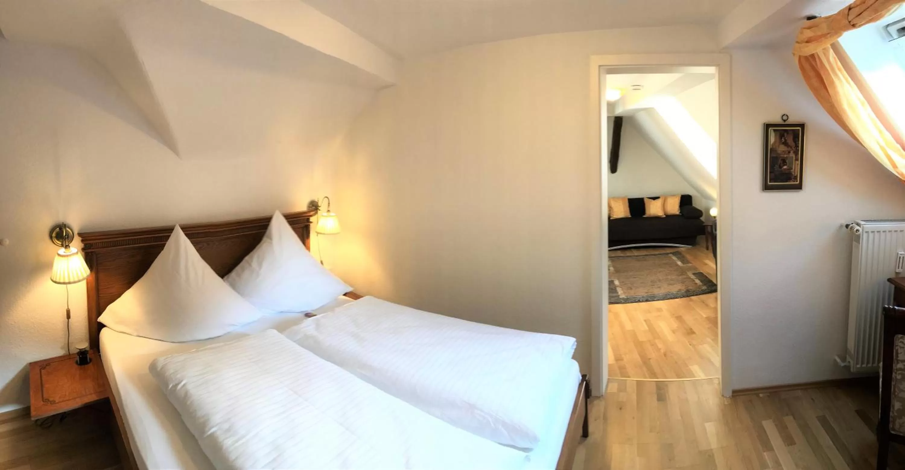 Triple Room with Bath in Hotel Rathausglöckel