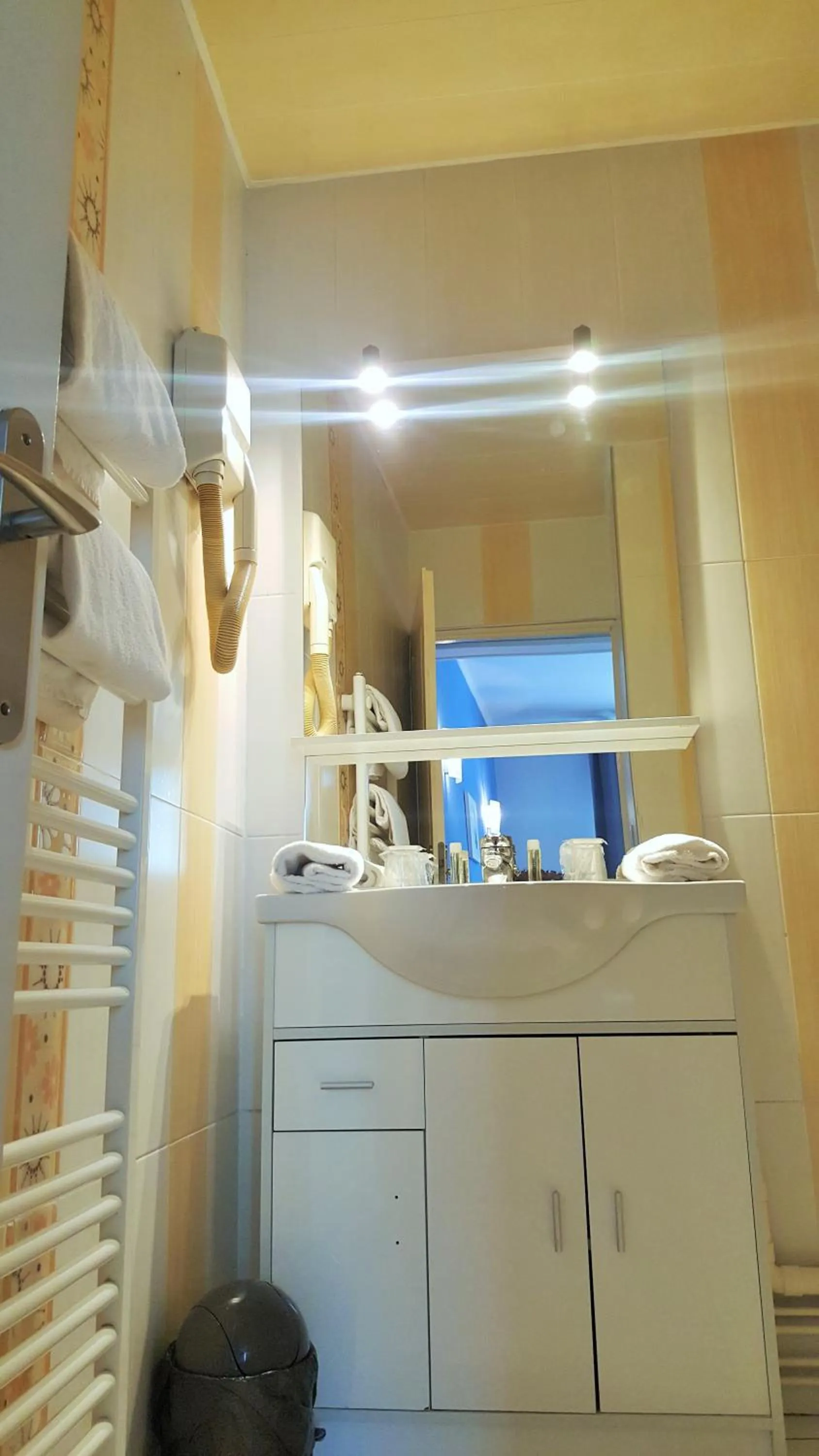 Shower in Modern'Hotel