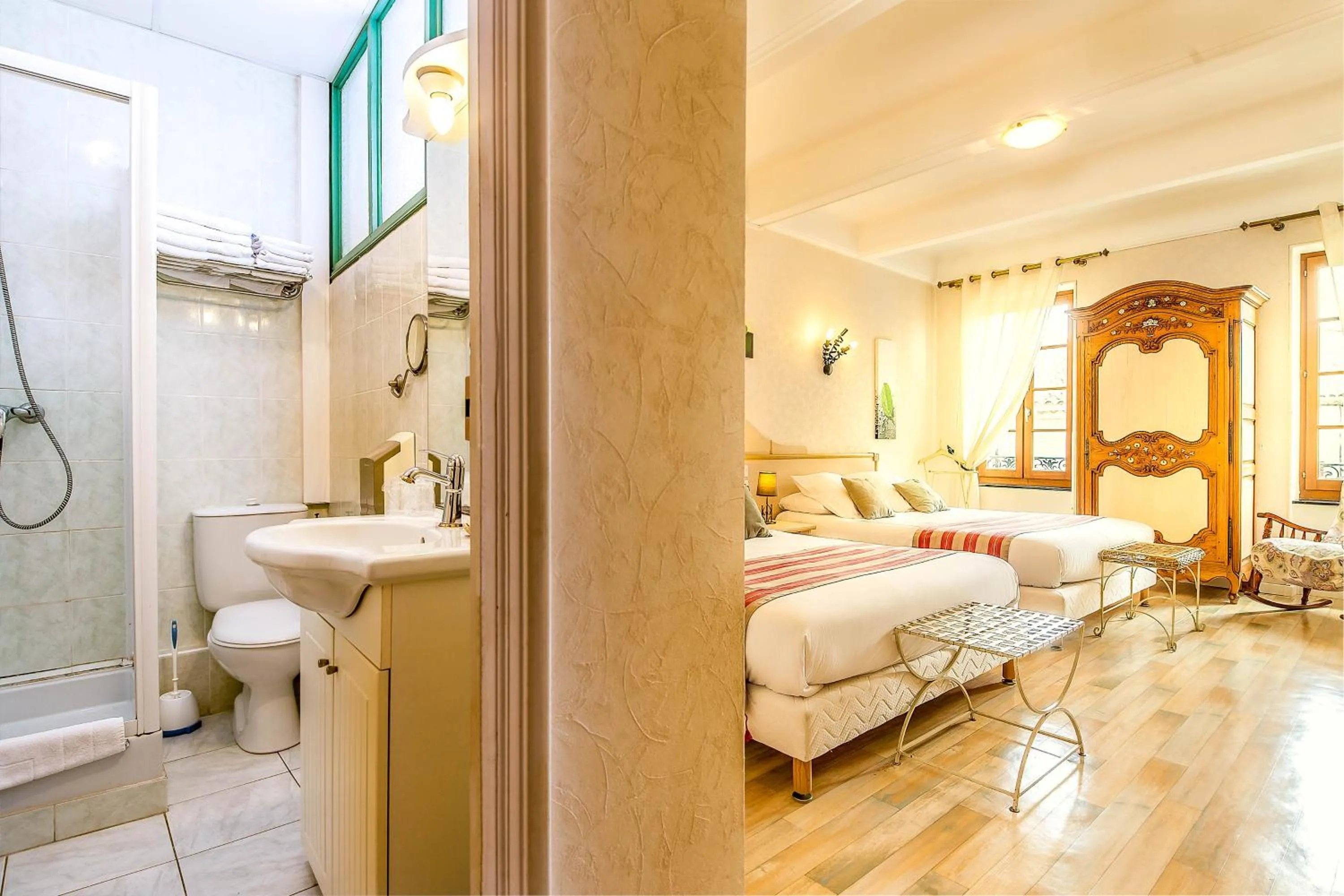 Bathroom, Bed in Logis Hôtel Restaurant Résidence