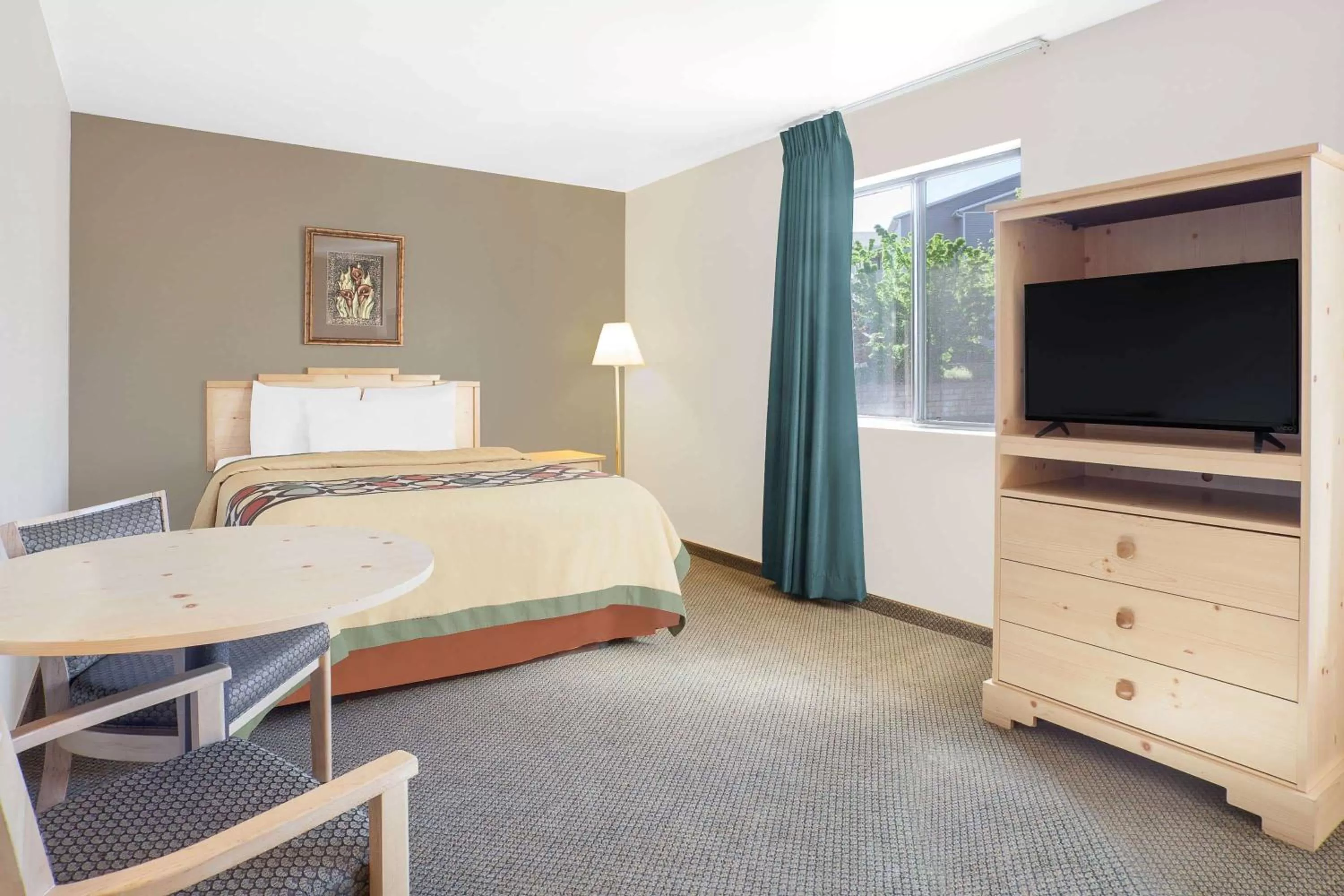 Photo of the whole room, TV/Entertainment Center in Super 8 by Wyndham Moscow - Pullman