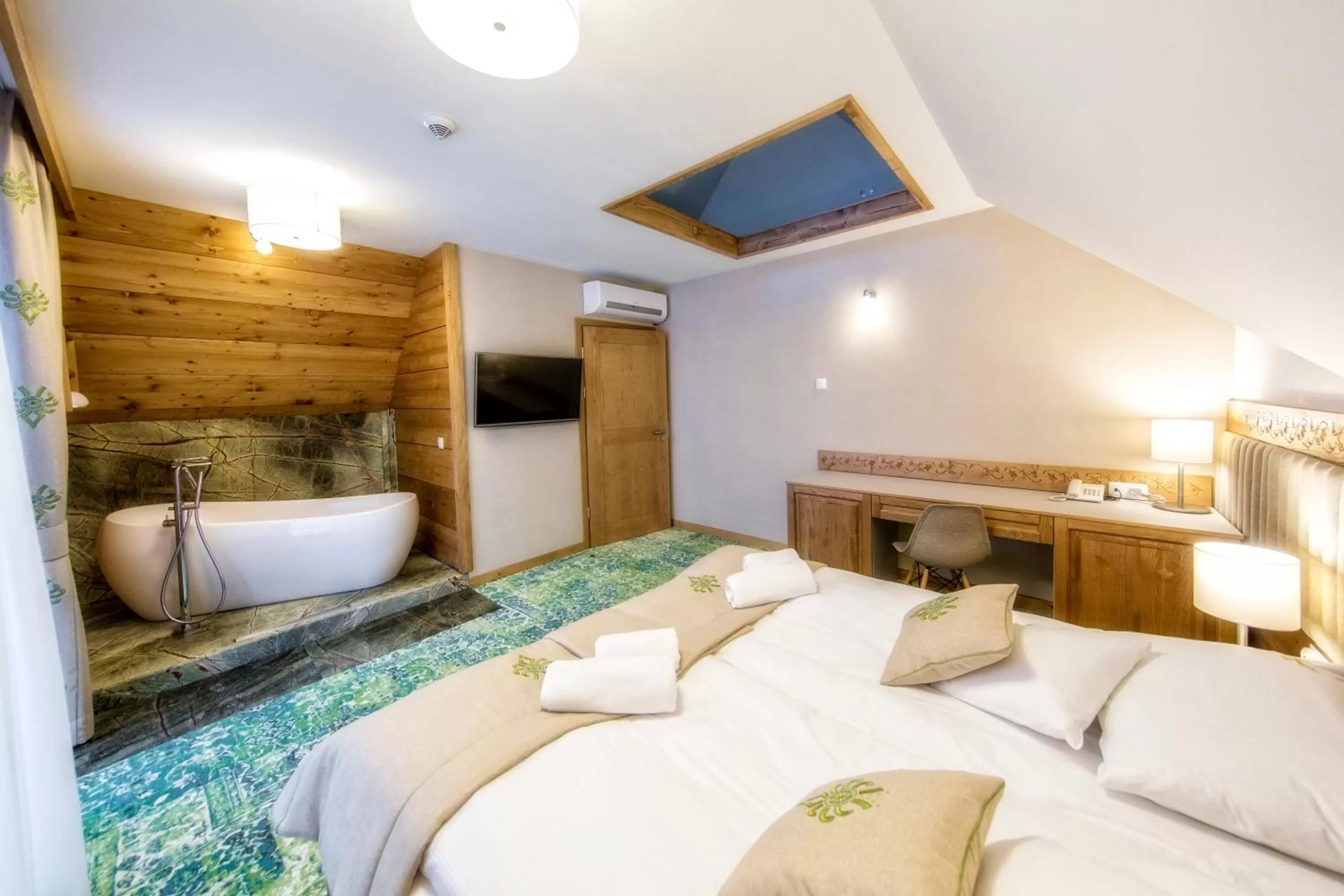 Photo of the whole room, Bed in Gold Hotel