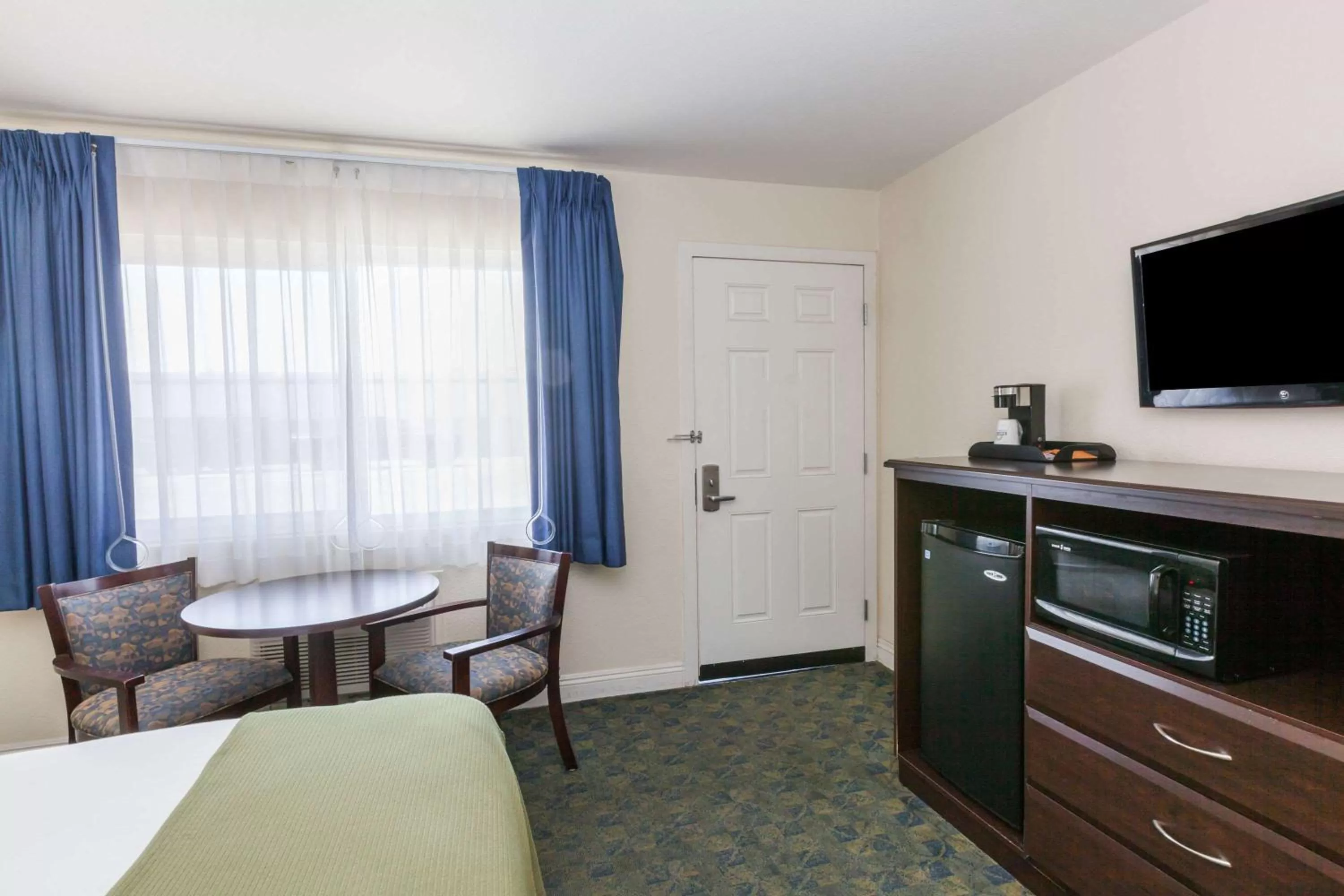 Photo of the whole room, Bed in Days Inn by Wyndham Santa Maria