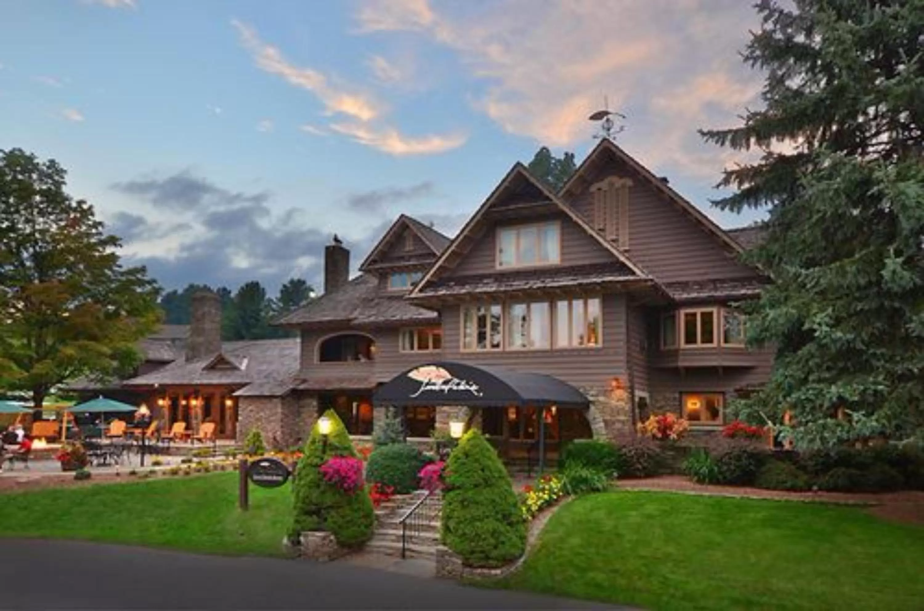 Facade/entrance in Chetola Resort Condominiums