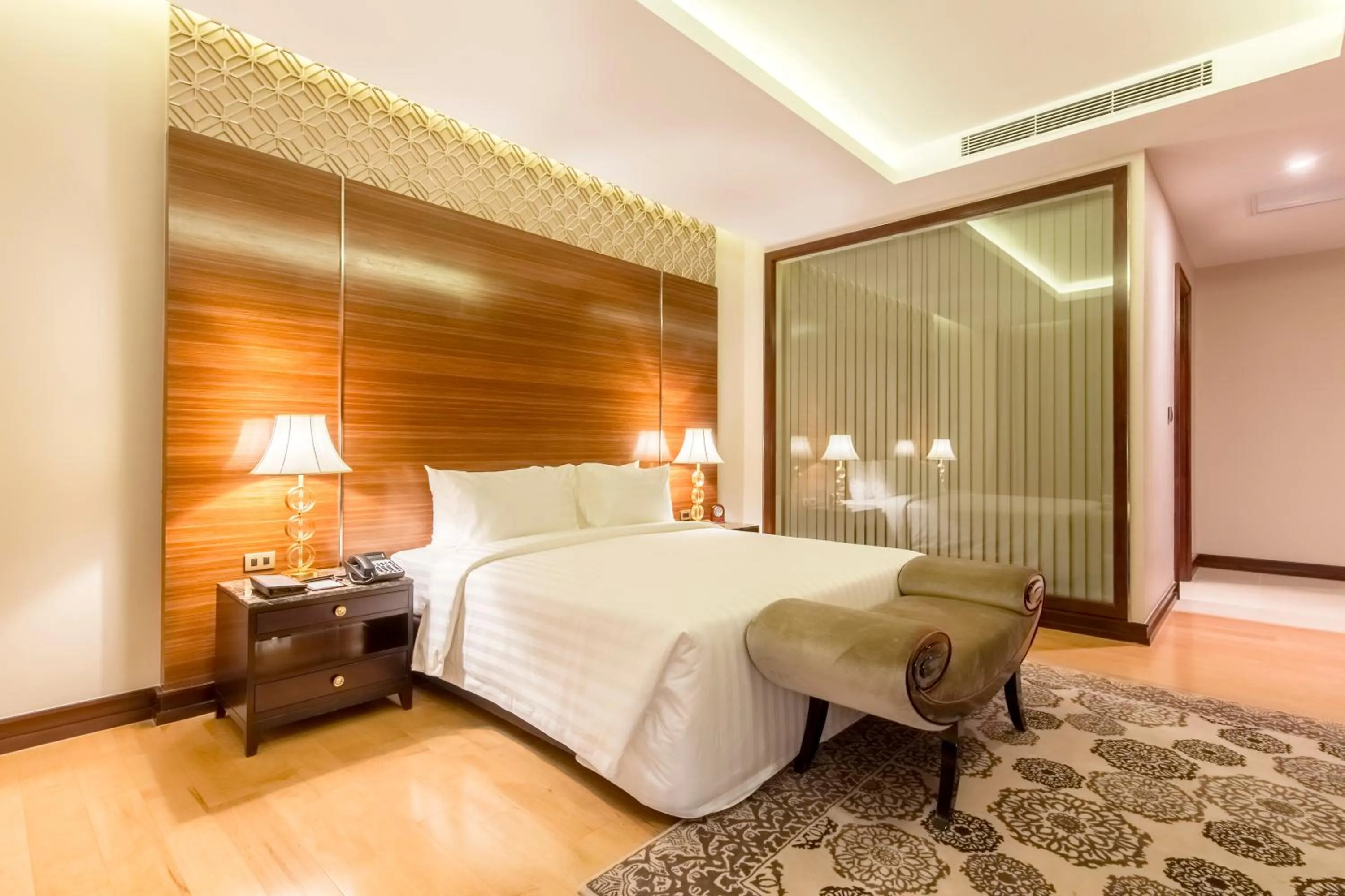 Bedroom, Bed in Garden City Hotel