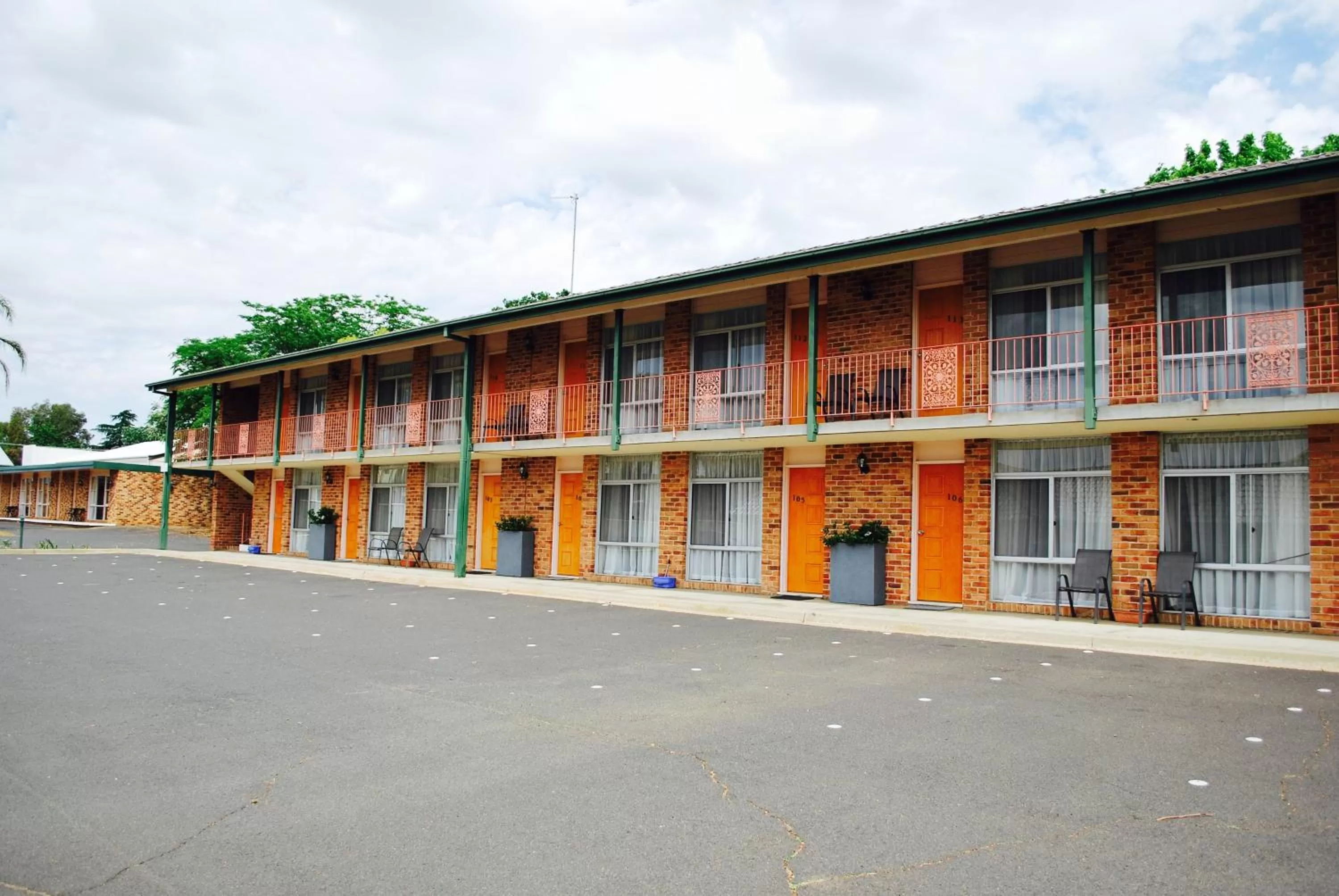 Property building in Cascades Motor Inn