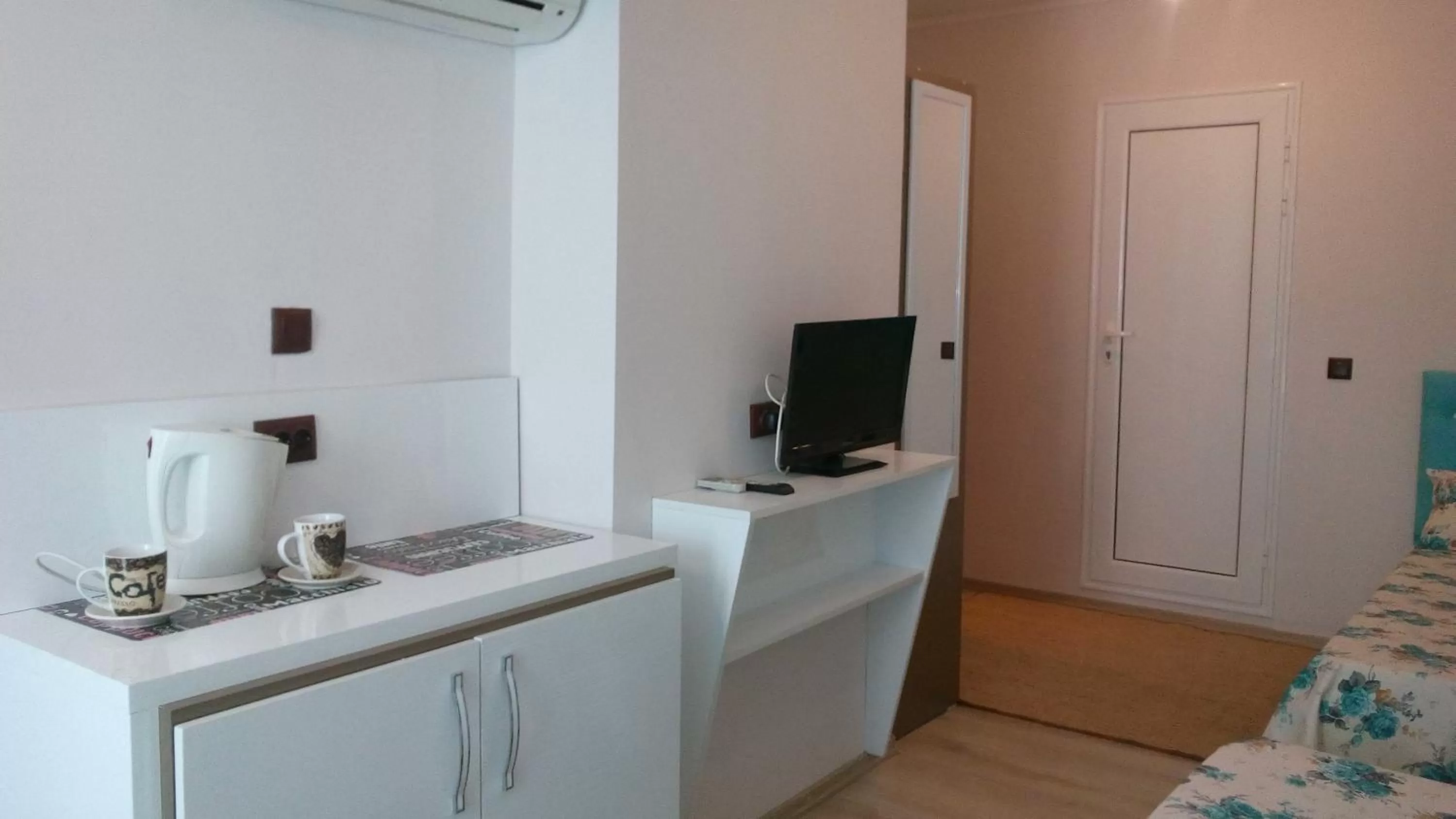 Decorative detail, TV/Entertainment Center in White Rose Family Guest House