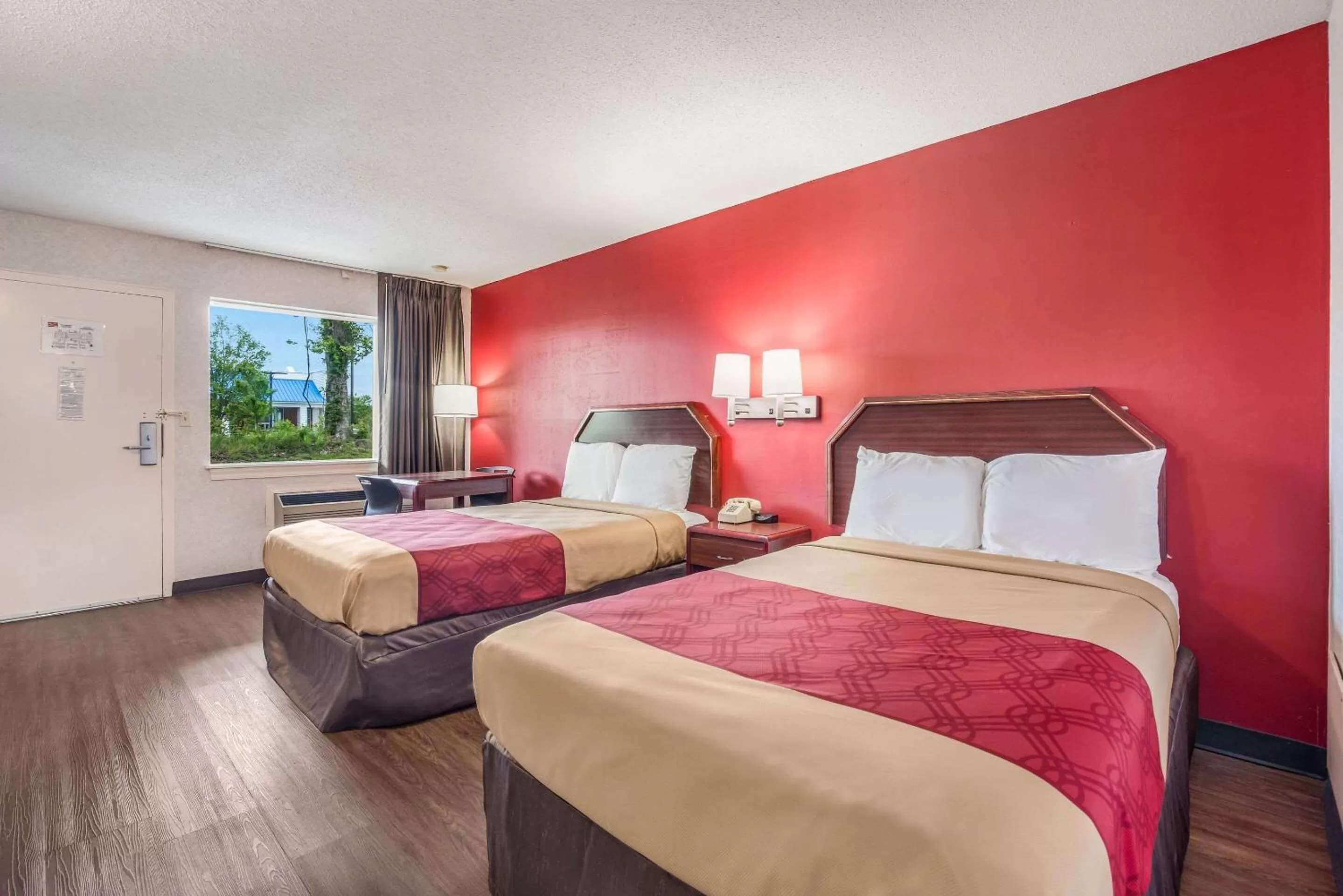 Photo of the whole room, Bed in Economy Inn