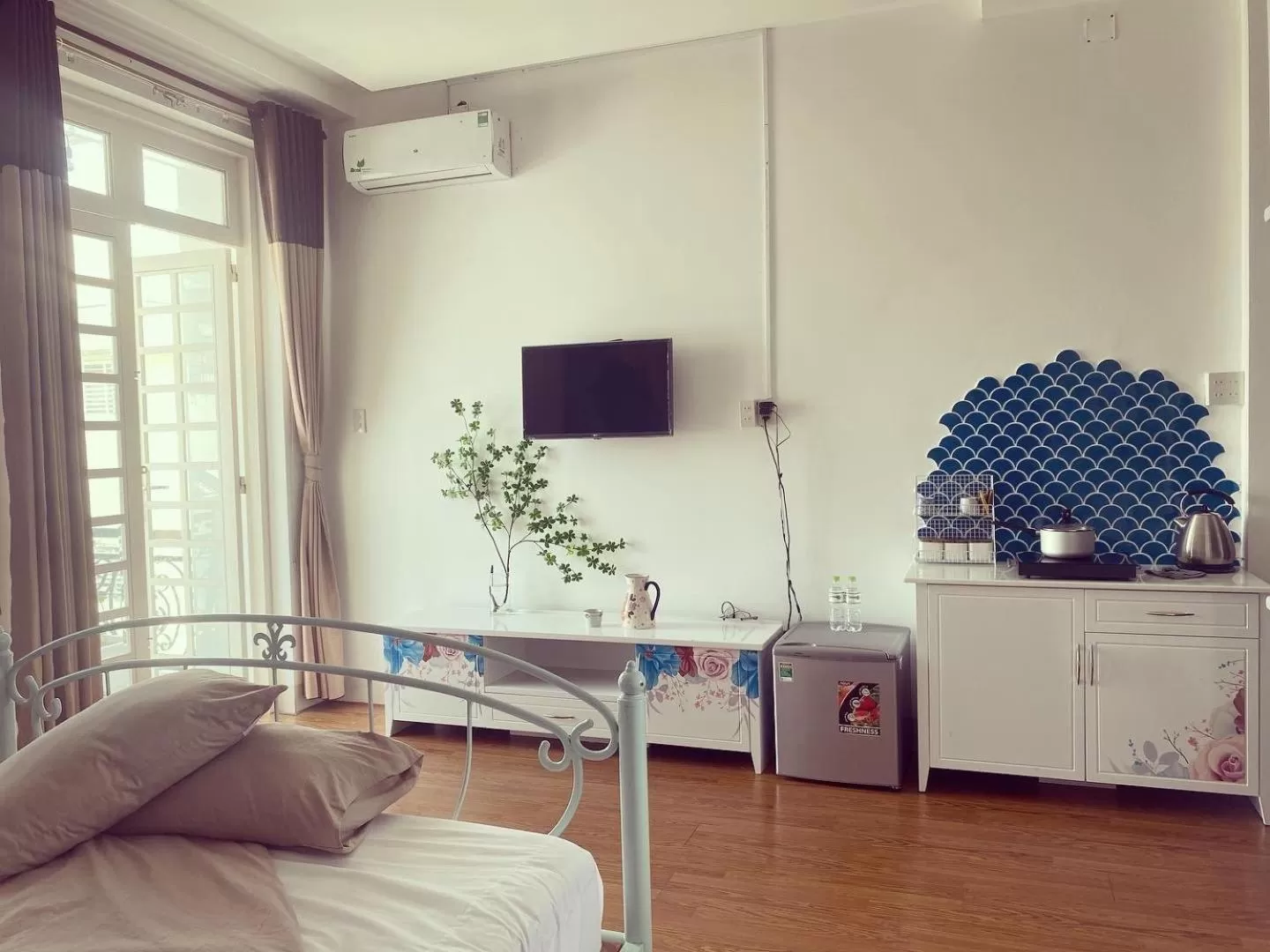 TV/Entertainment Center in Emerald Boutique Stay 2