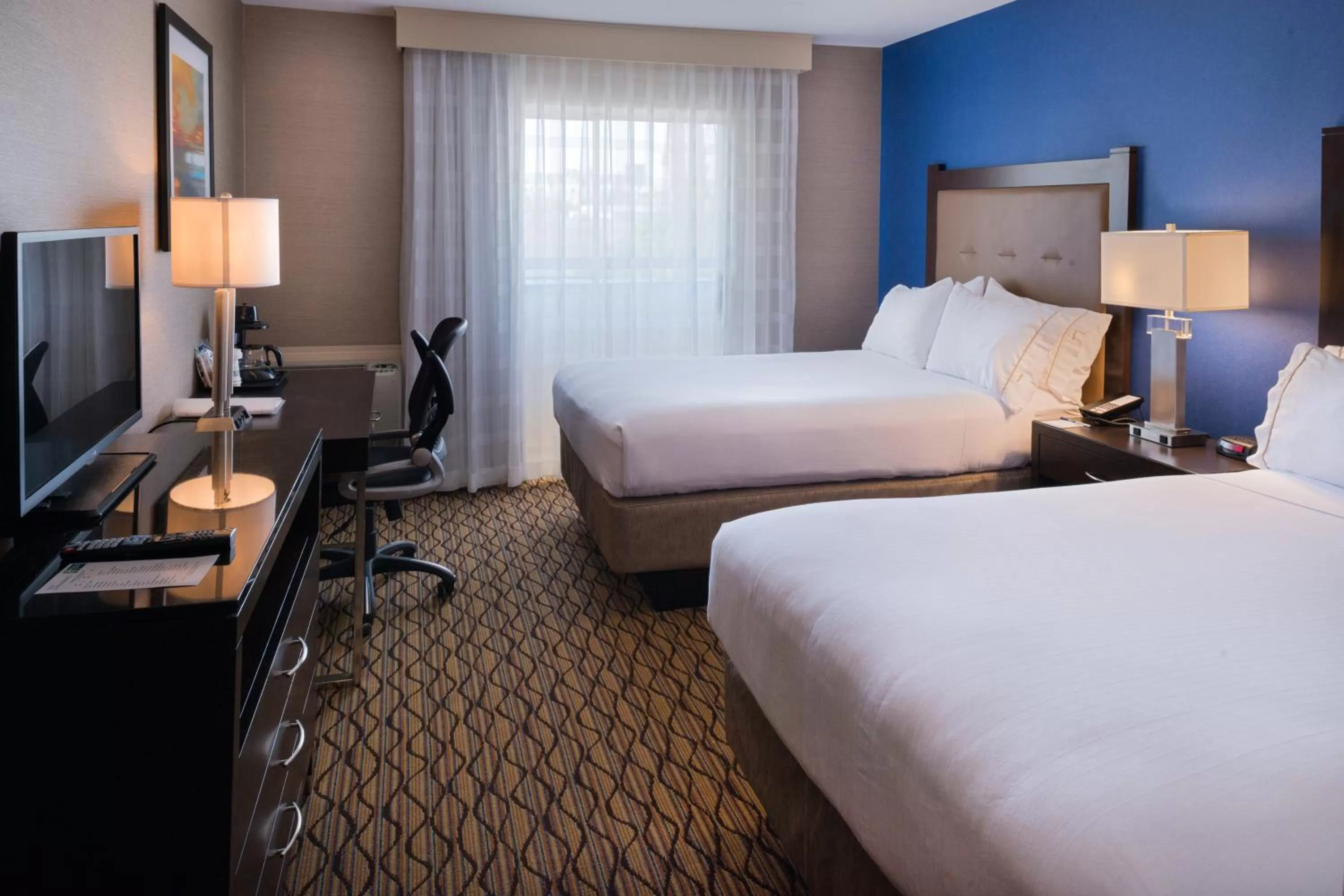 Photo of the whole room, Bed in Holiday Inn Express & Suites Pasadena - Los Angeles by IHG