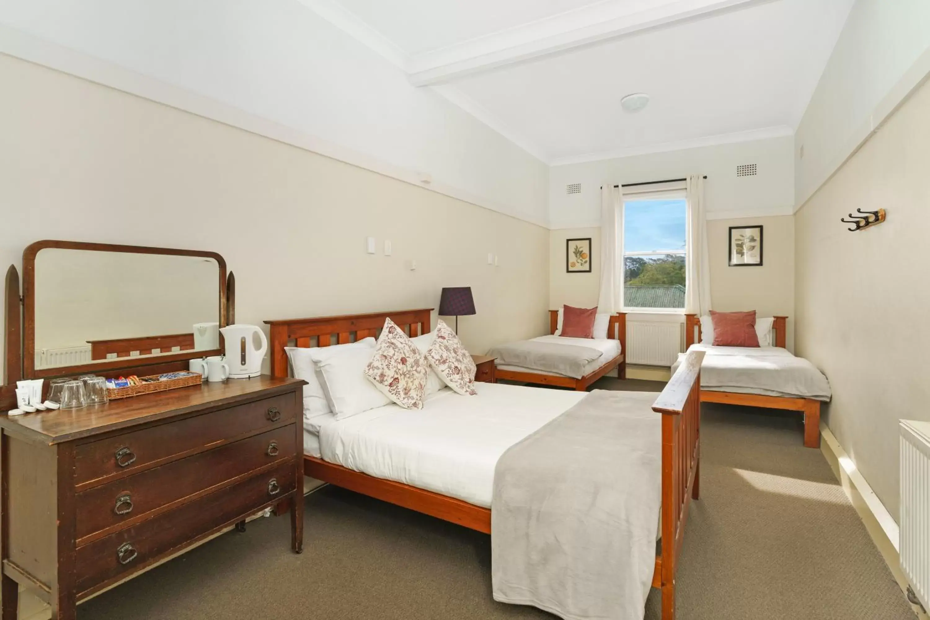 Family Double Twin Room with Ensuite Bathroom in Bundanoon Hotel Family Double Twin Room with Ensuite Bathroom in Bundanoon Hotel