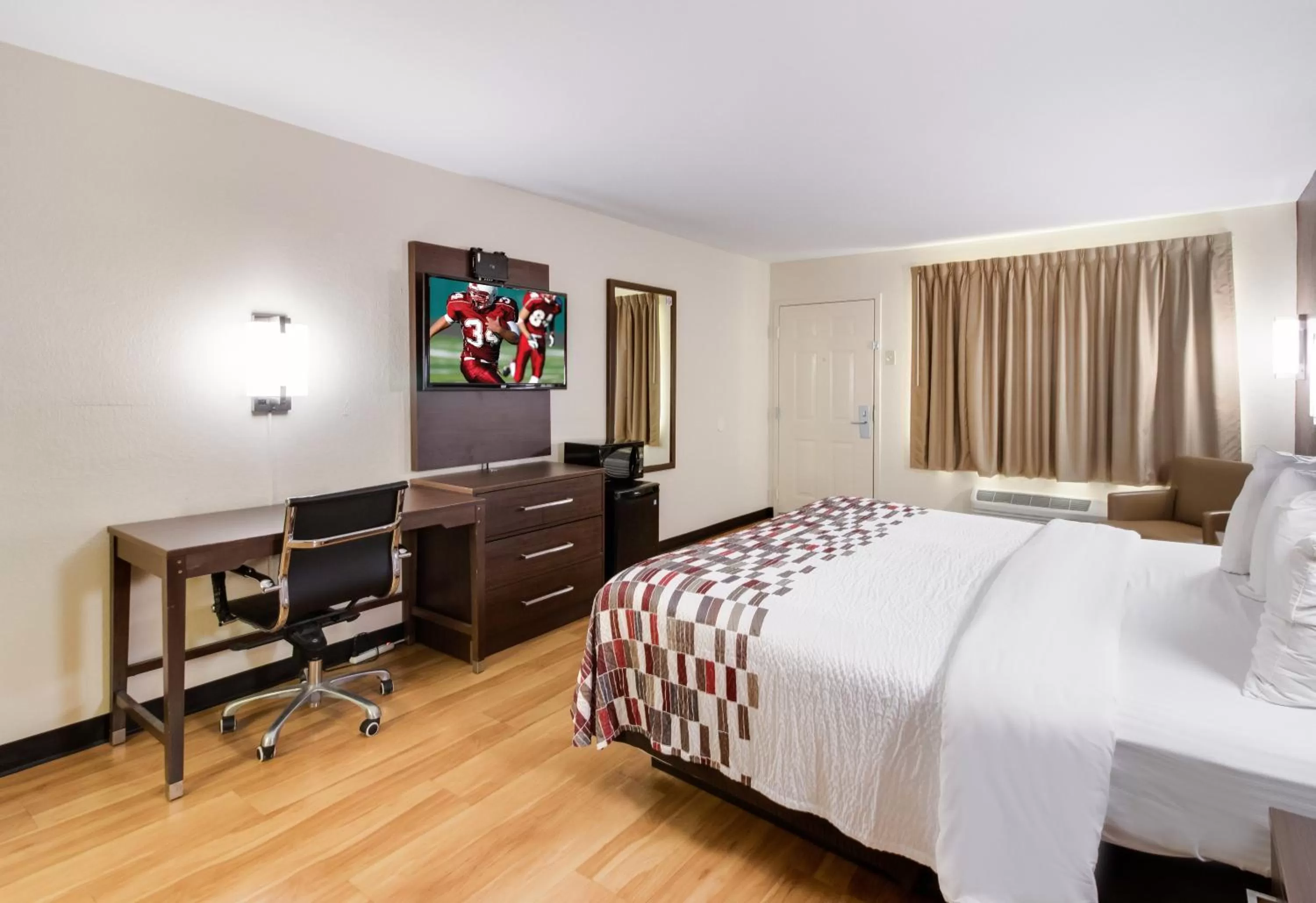 Photo of the whole room, Bed in Red Roof Inn & Suites Commerce - Athens