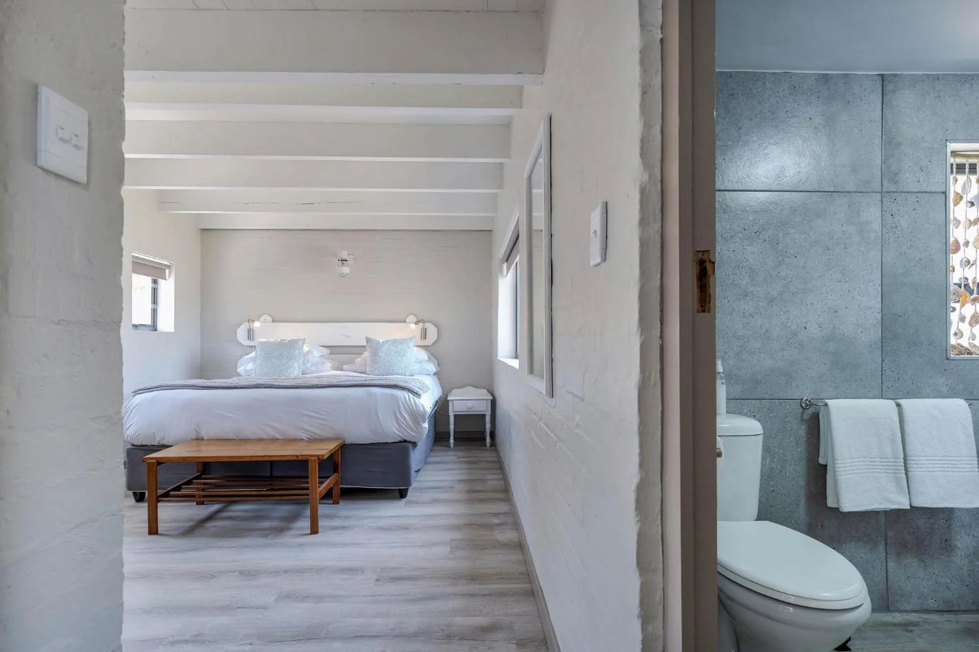 Bathroom, Bed in Blue Bay Lodge