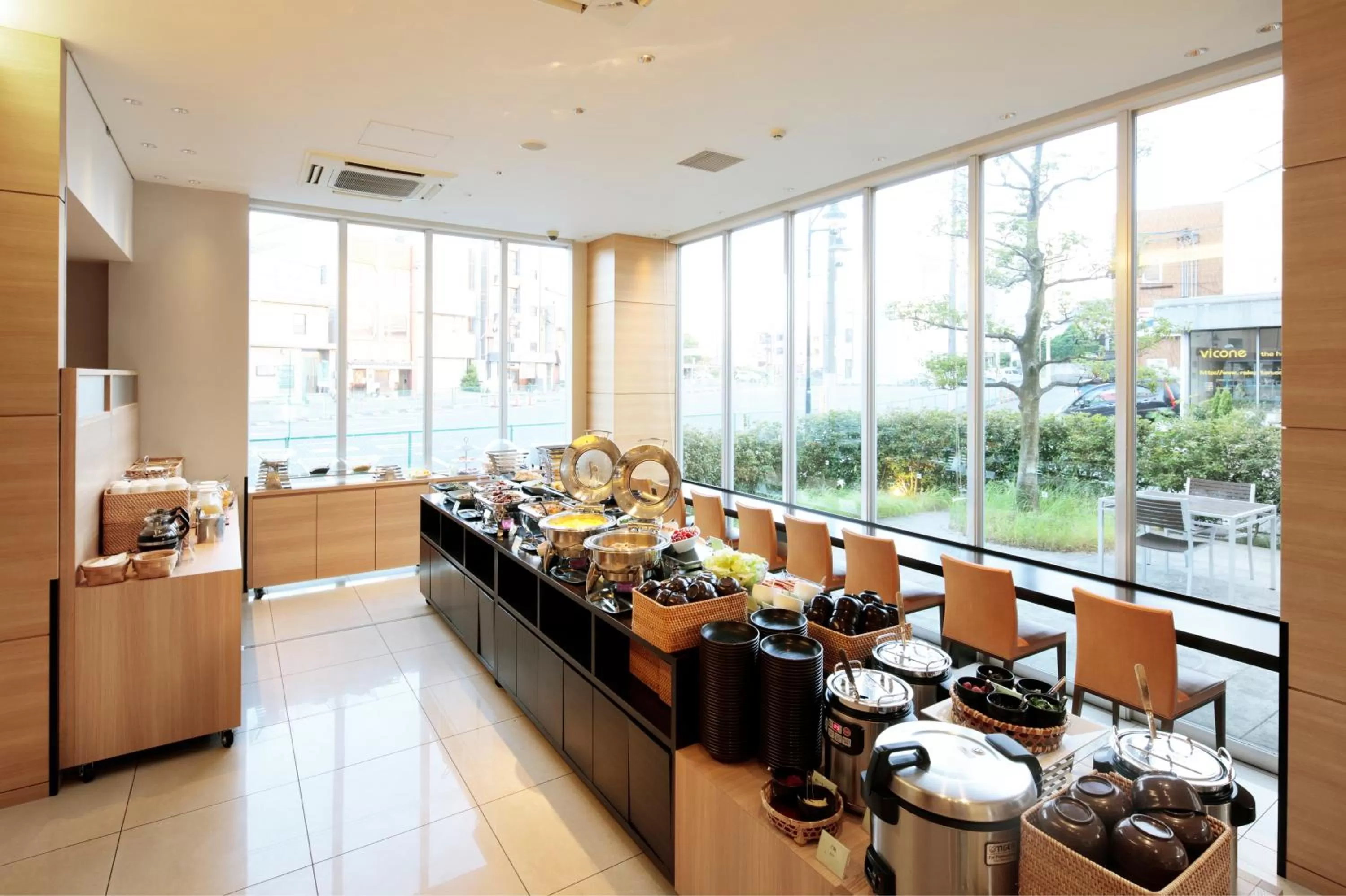 Restaurant/places to eat in Candeo Hotels Handa