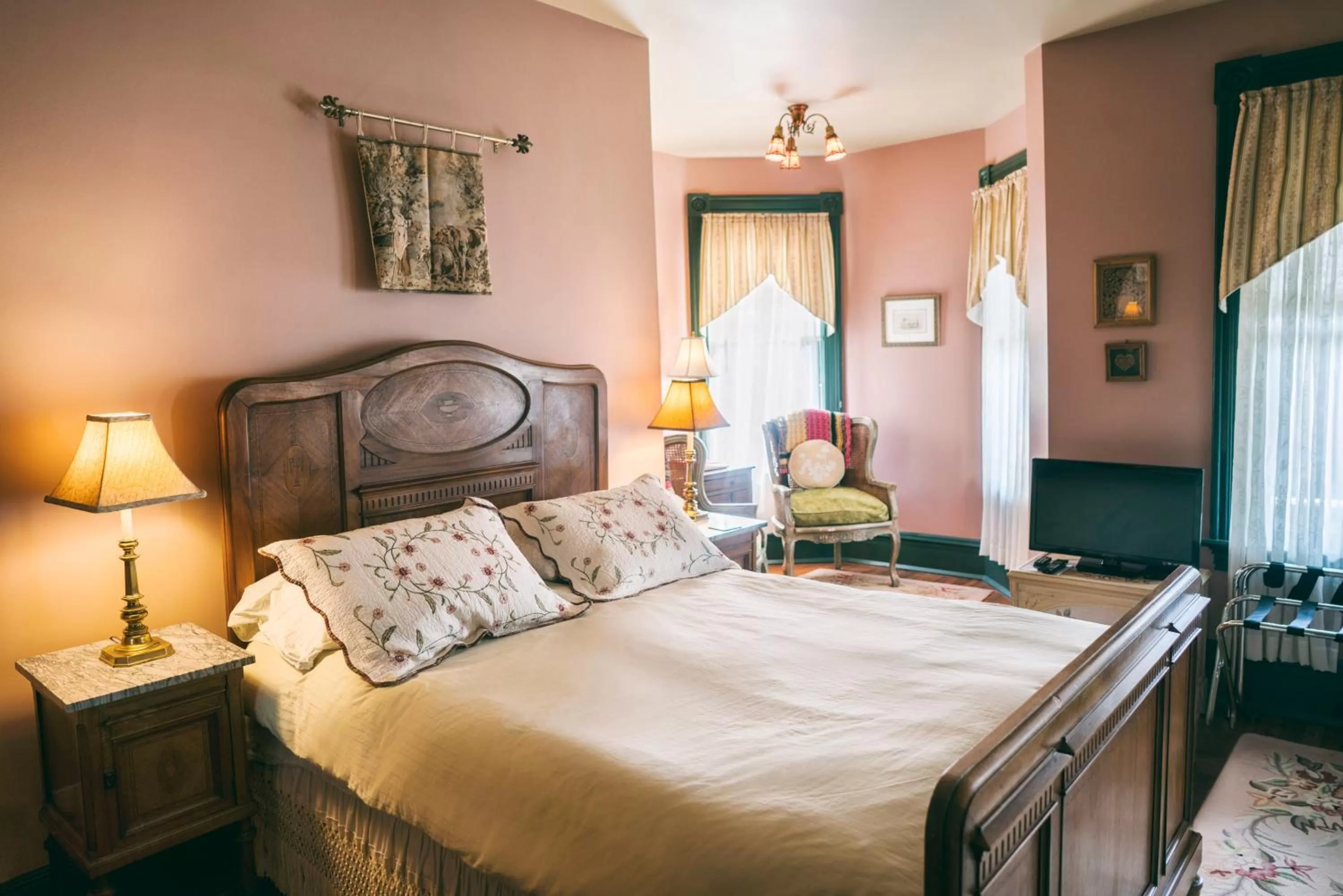 Nearby landmark, Bed in Hummingbird Inn