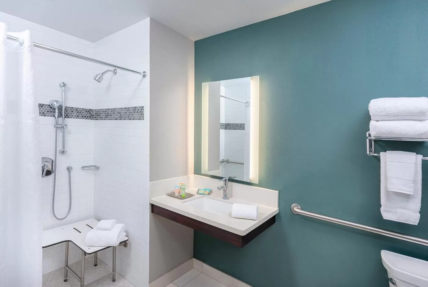 Shower in The Pierpont Inn