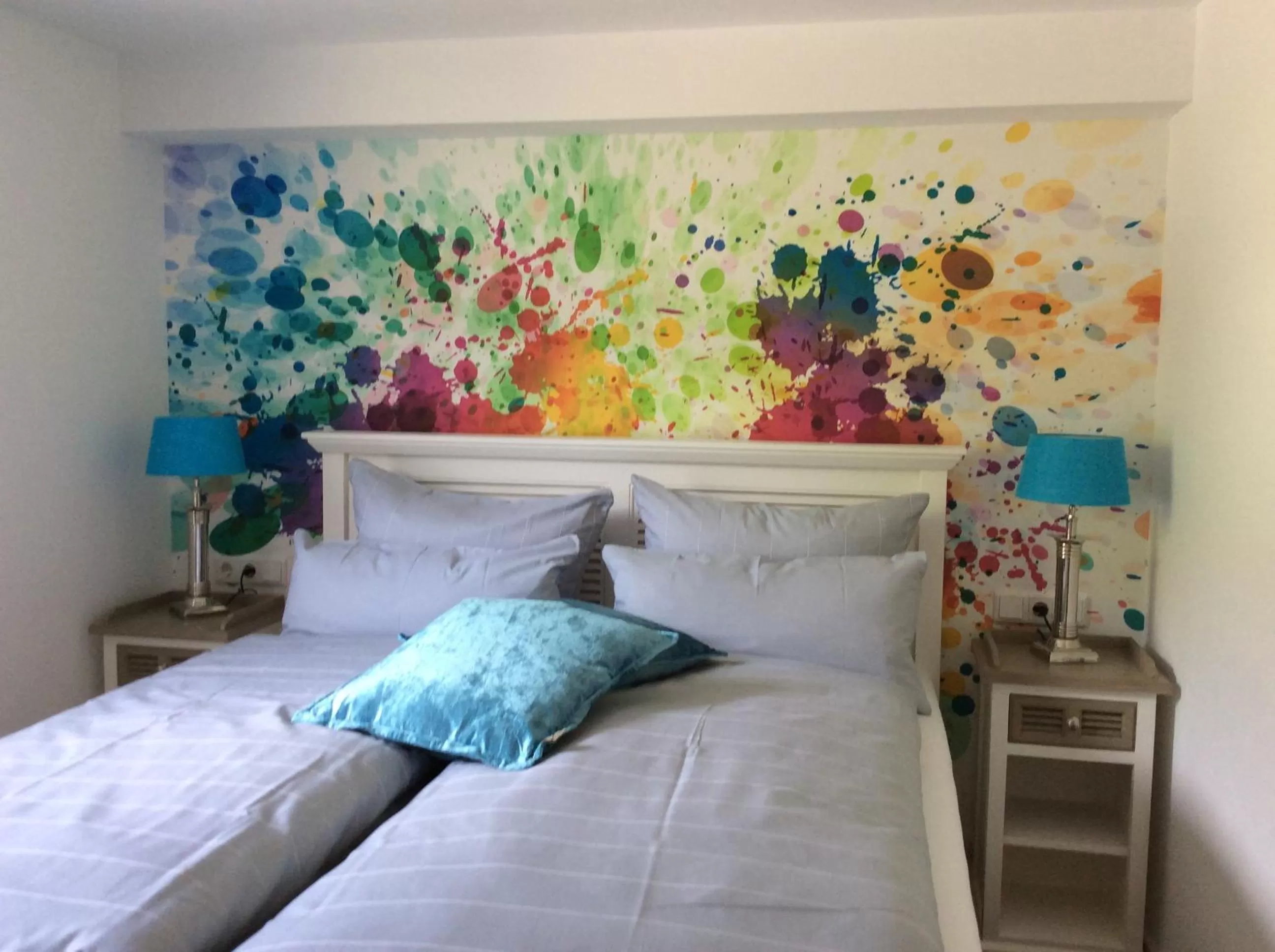 Photo of the whole room, Bed in Die Sperre