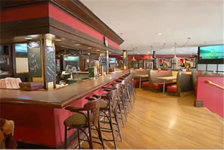 Restaurant/places to eat in Days Inn by Wyndham Renfrew Conference Centre