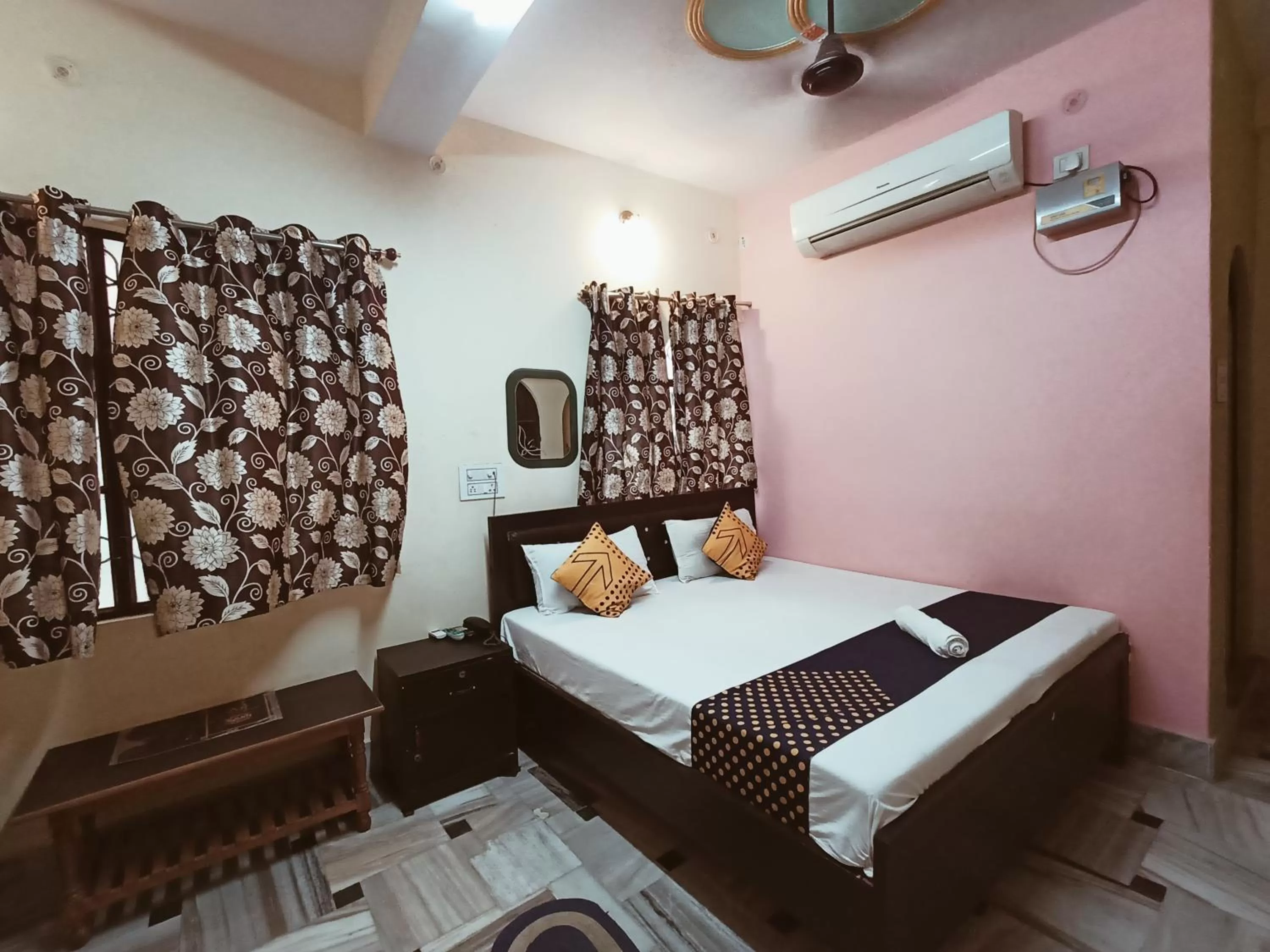 Bed in Hotel Aakash Ganga