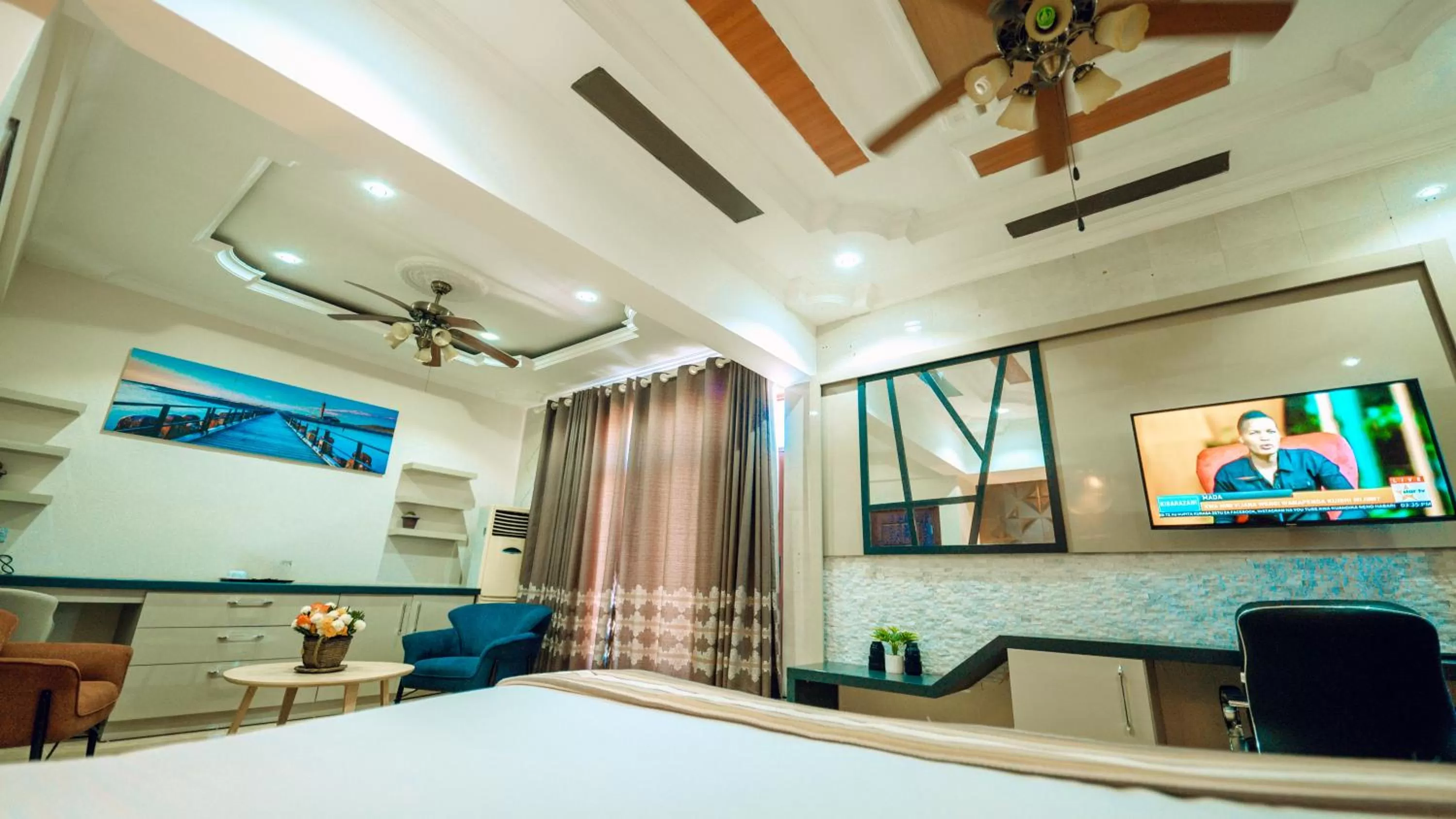 TV and multimedia, Bed in Lantana Hotel