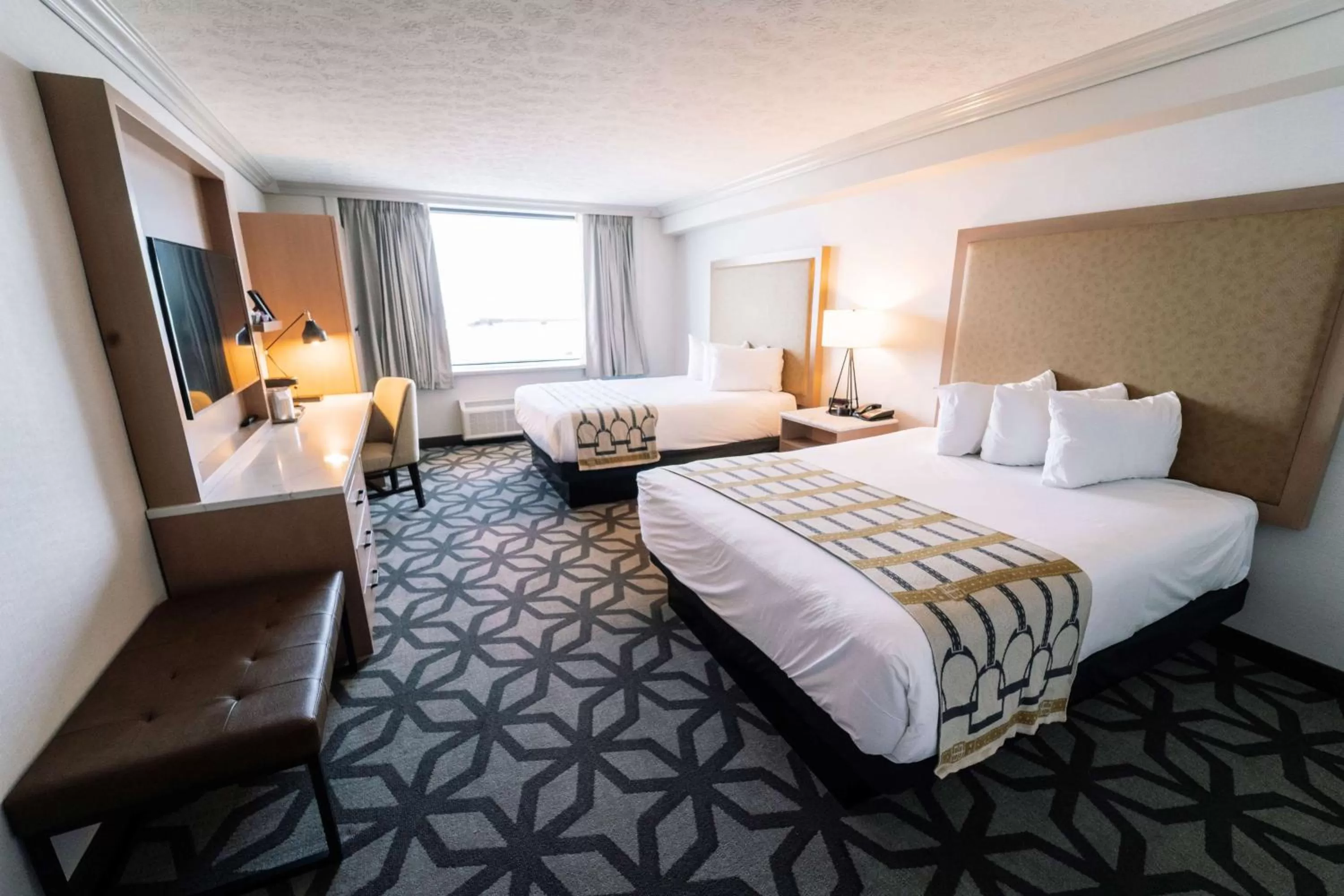 Photo of the whole room, Bed in Galt House Hotel, A Trademark Collection Hotel