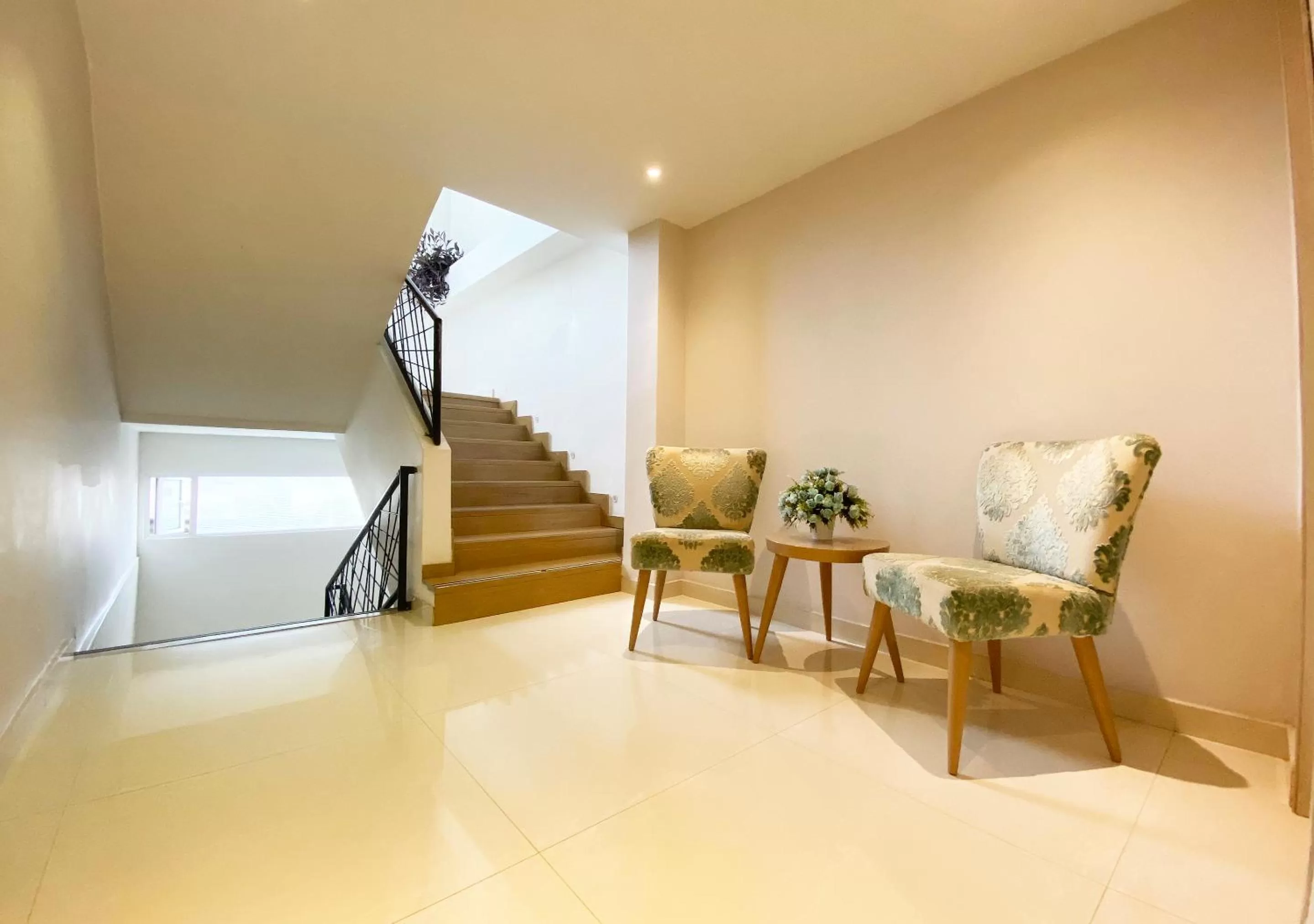 Seating area in Hotel 1525 By GEH Suites