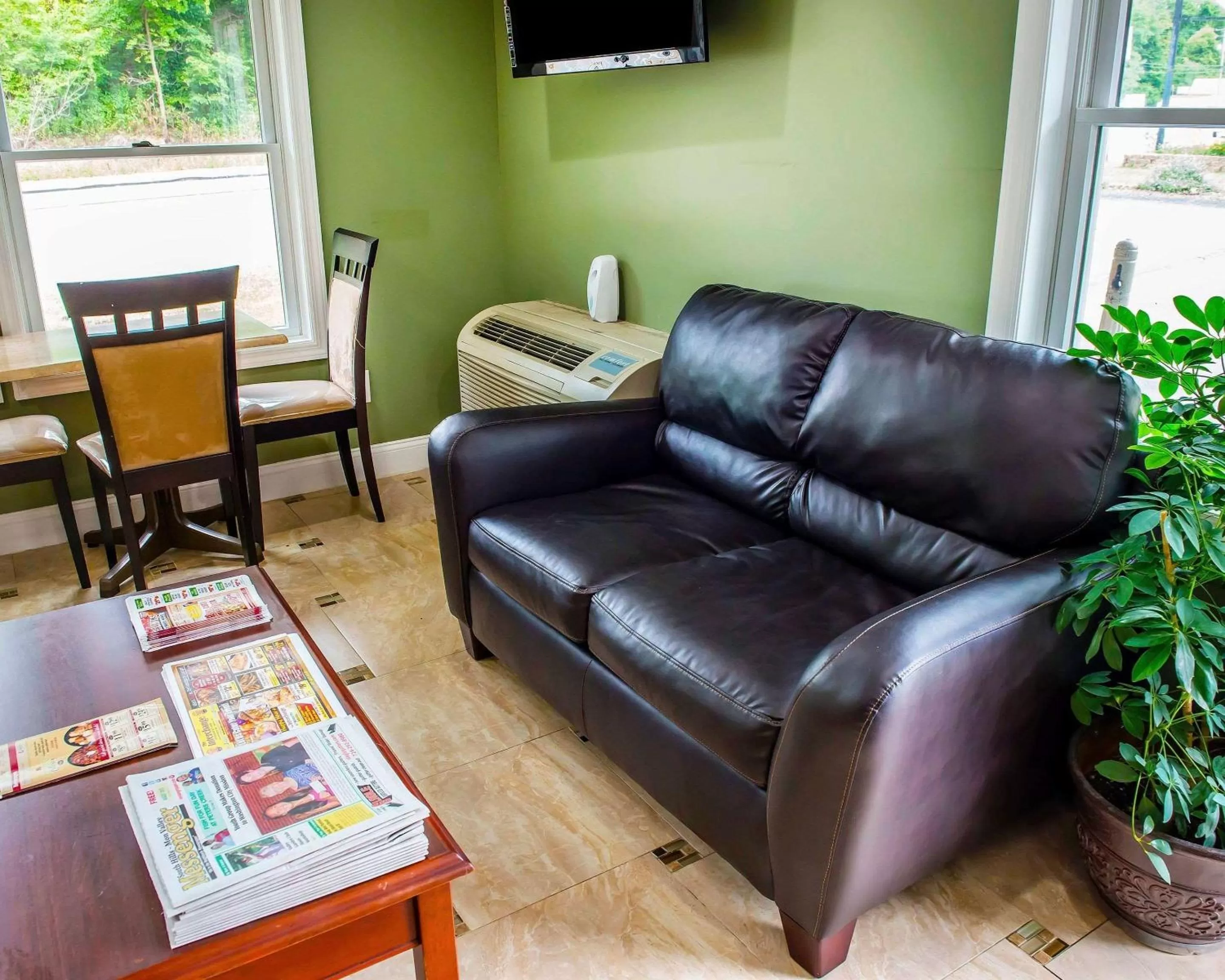 Lobby or reception in Econo Lodge Jefferson Hills Hwy 51