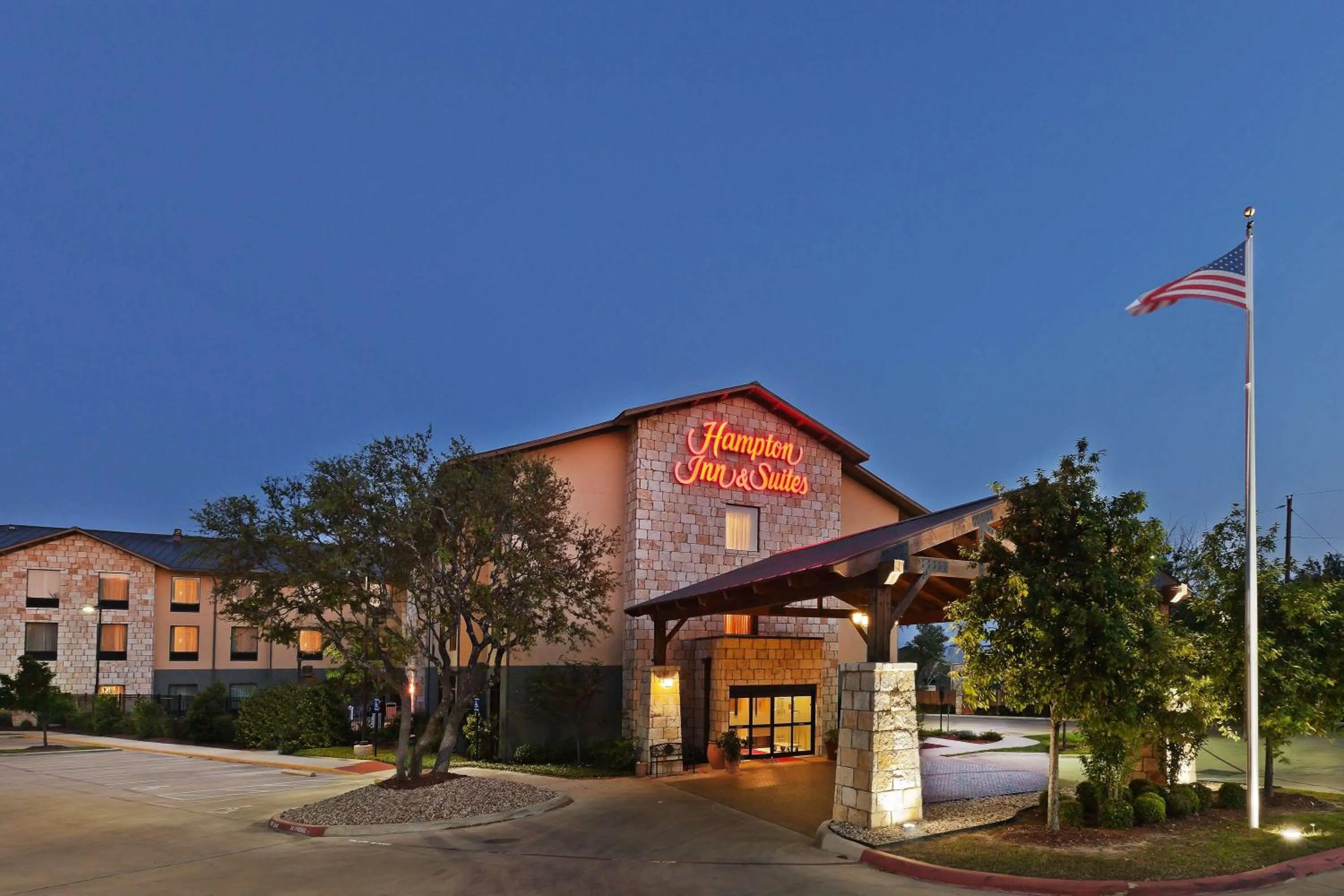 Property building in Hampton Inn and Suites Austin - Lakeway