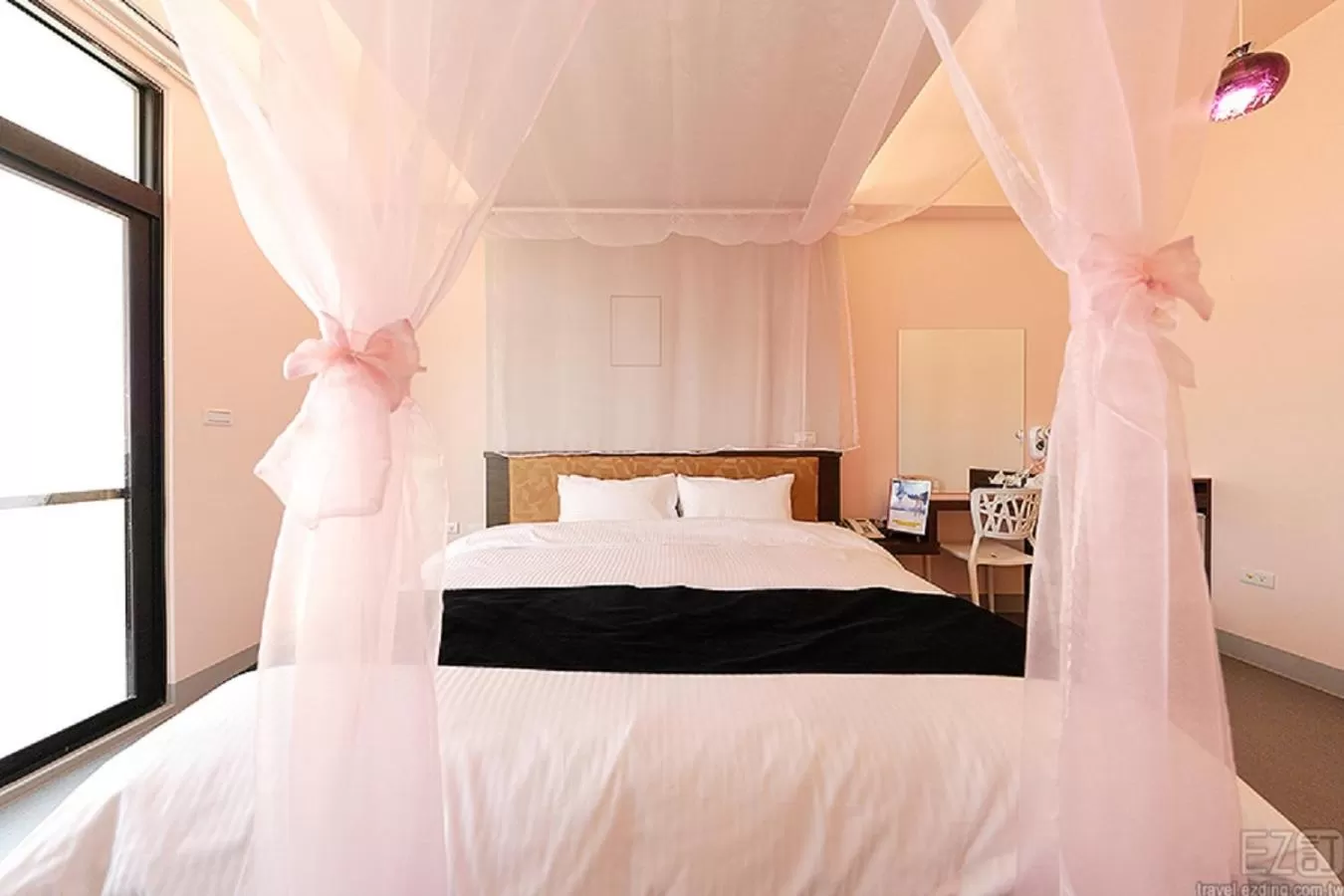 Photo of the whole room, Bed in Mirage