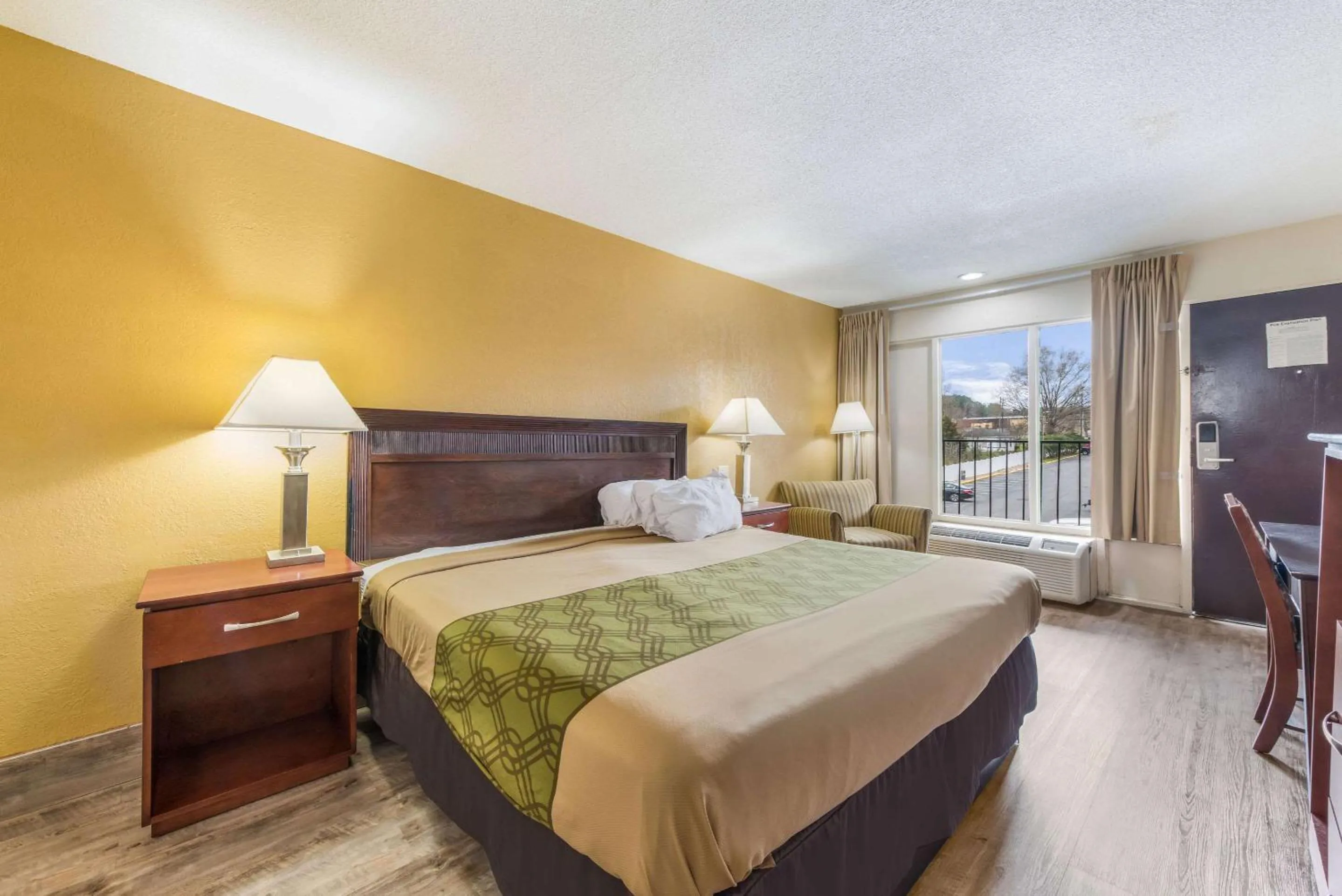 Photo of the whole room, Bed in Econo Lodge Salisbury South