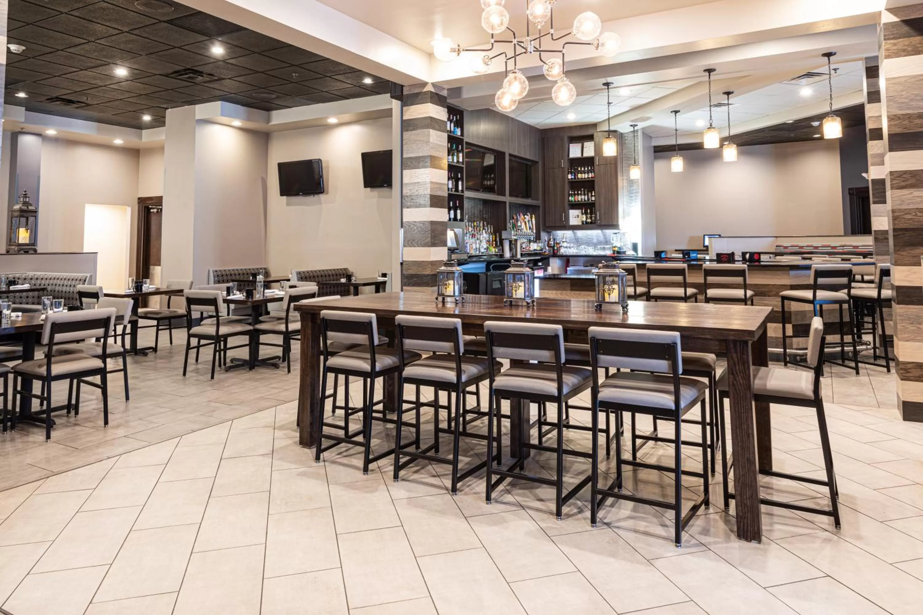 Restaurant/places to eat in Holiday Inn St. Louis Airport West Earth City by IHG