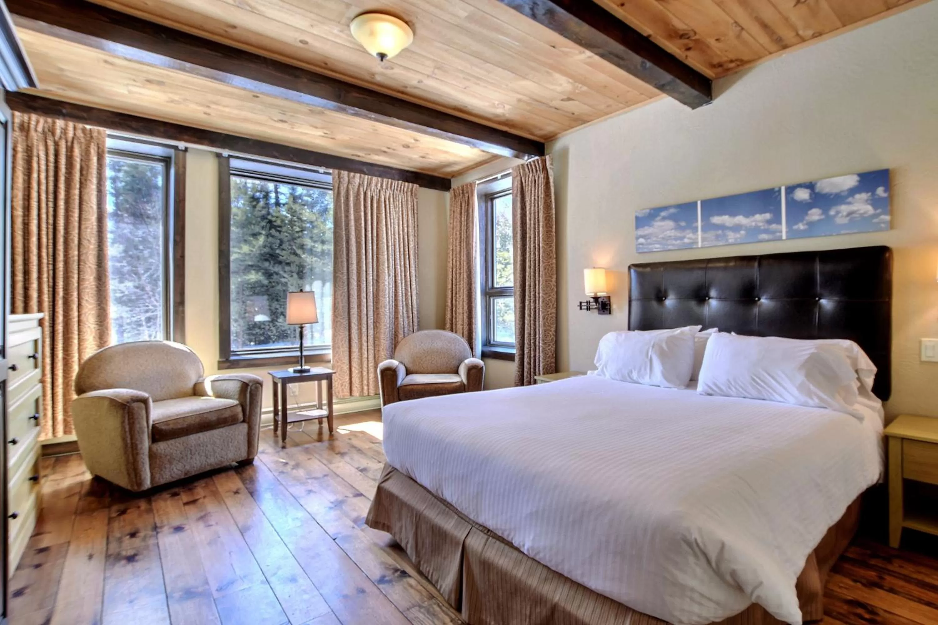 Bed in Les Condos Du Lac Taureau- Rooms & Condos