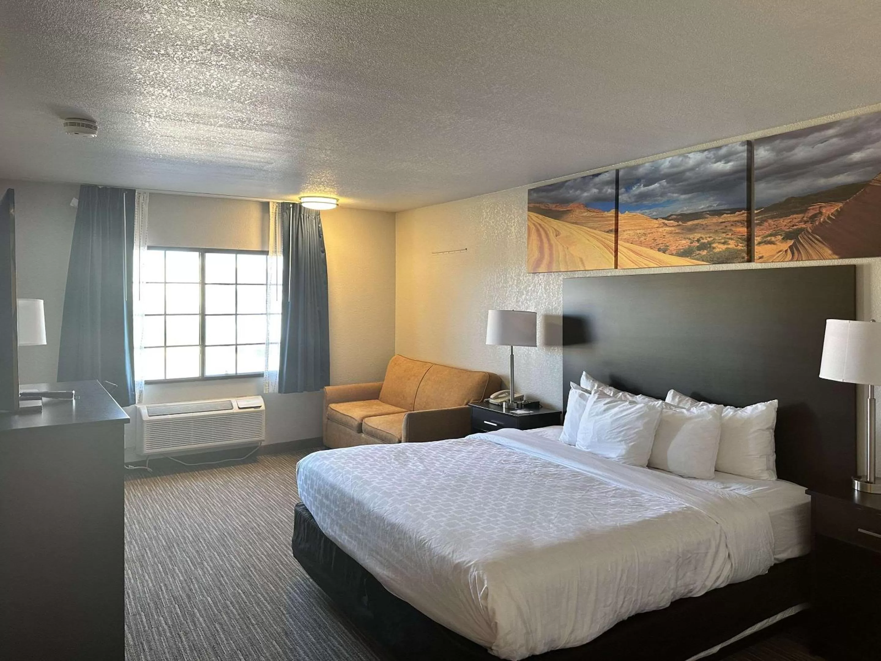 Bedroom, Bed in Clarion Pointe Winslow I-40