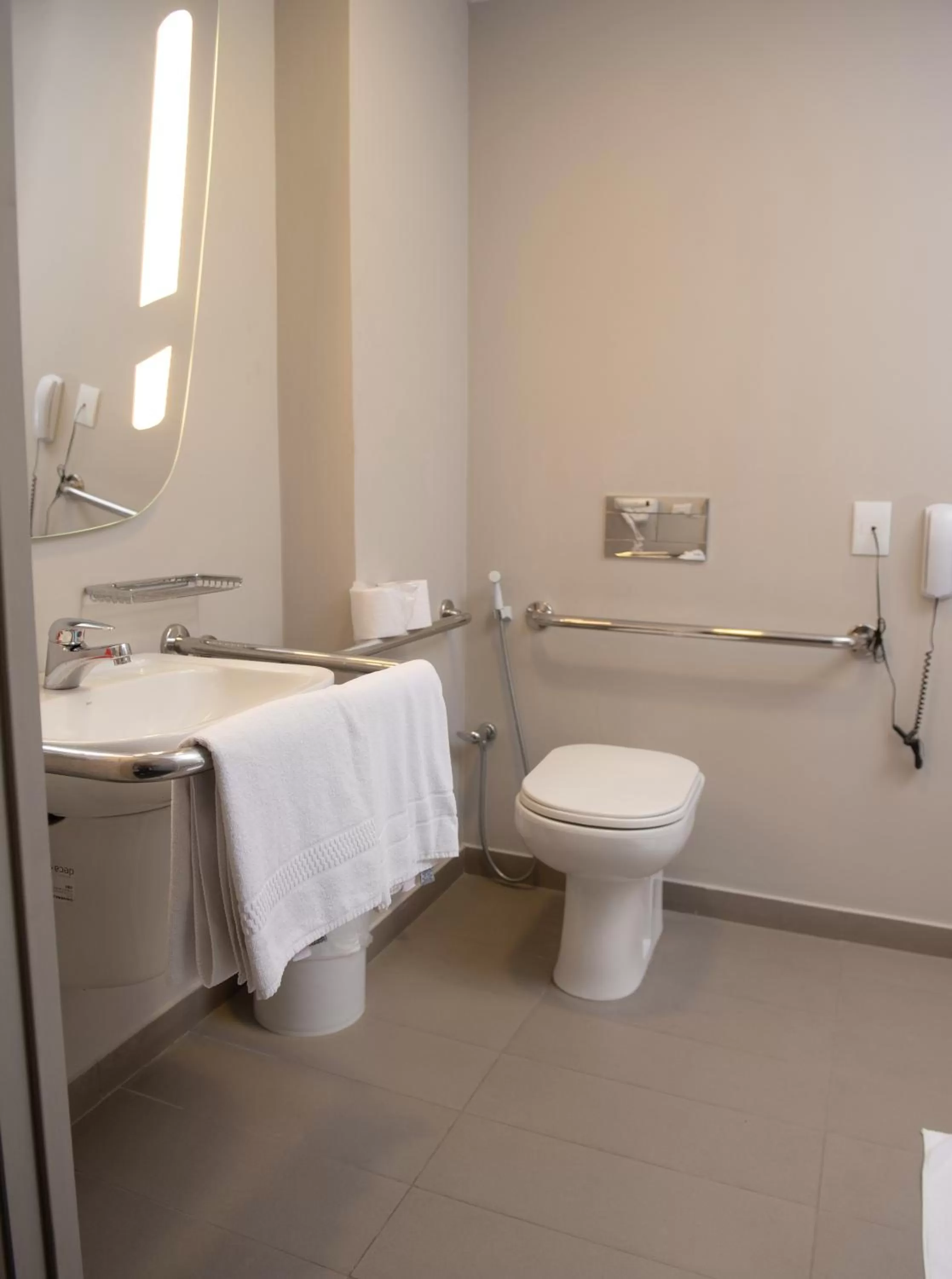 Bathroom in ibis Fortaleza Centro de Eventos