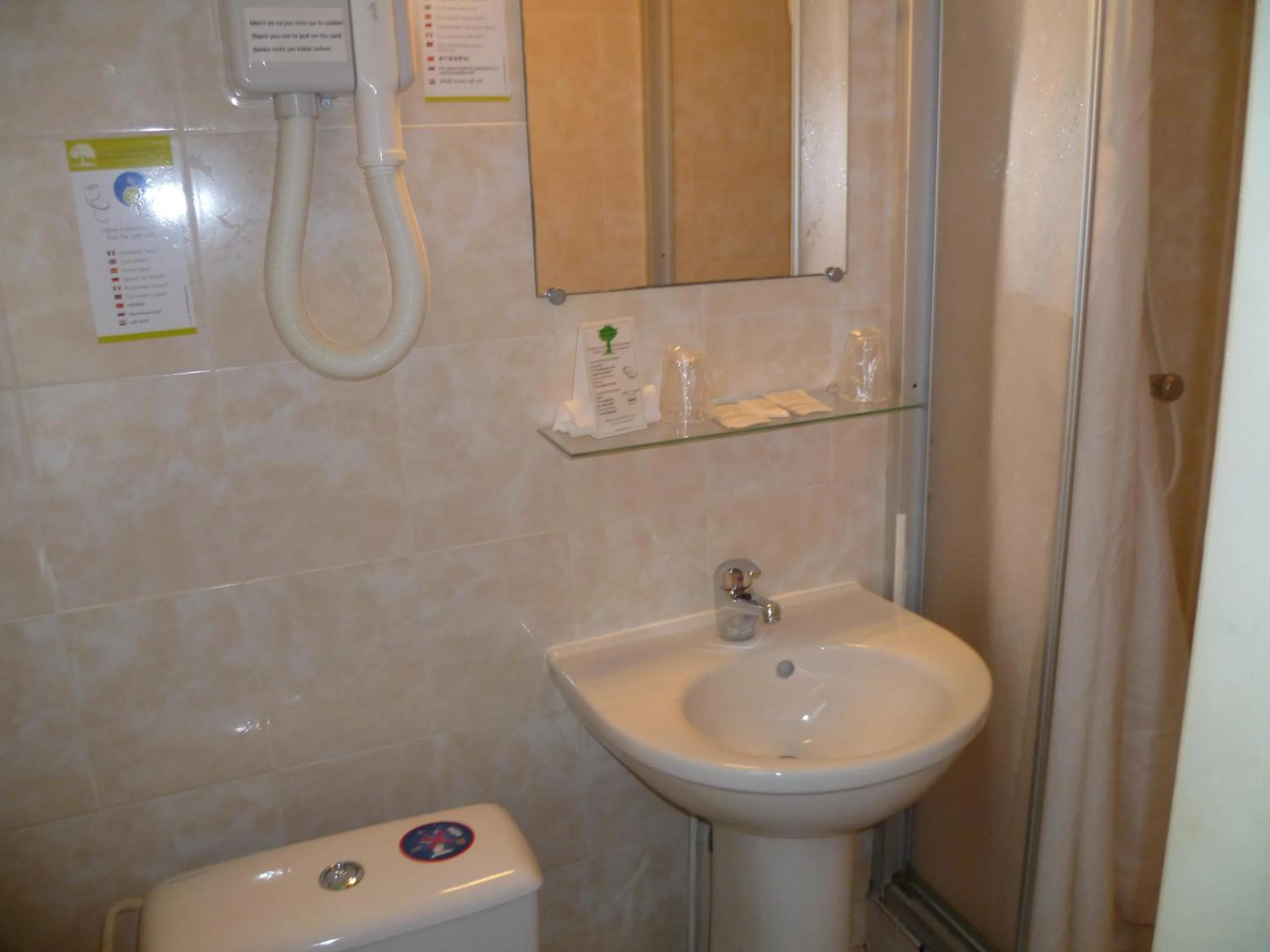 Shower in Hôtel Beauséjour