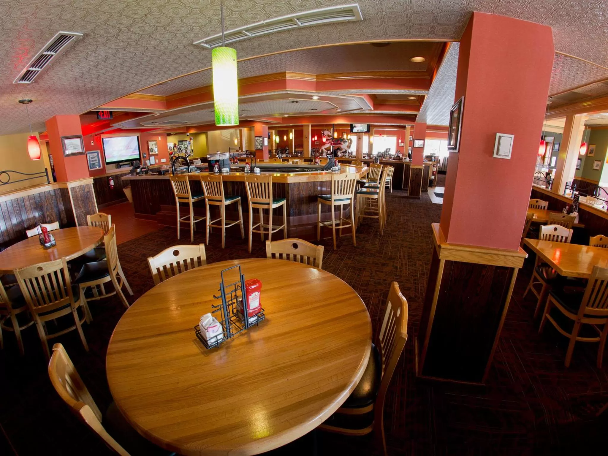 Food and drinks in The Oakes Hotel Overlooking the Falls