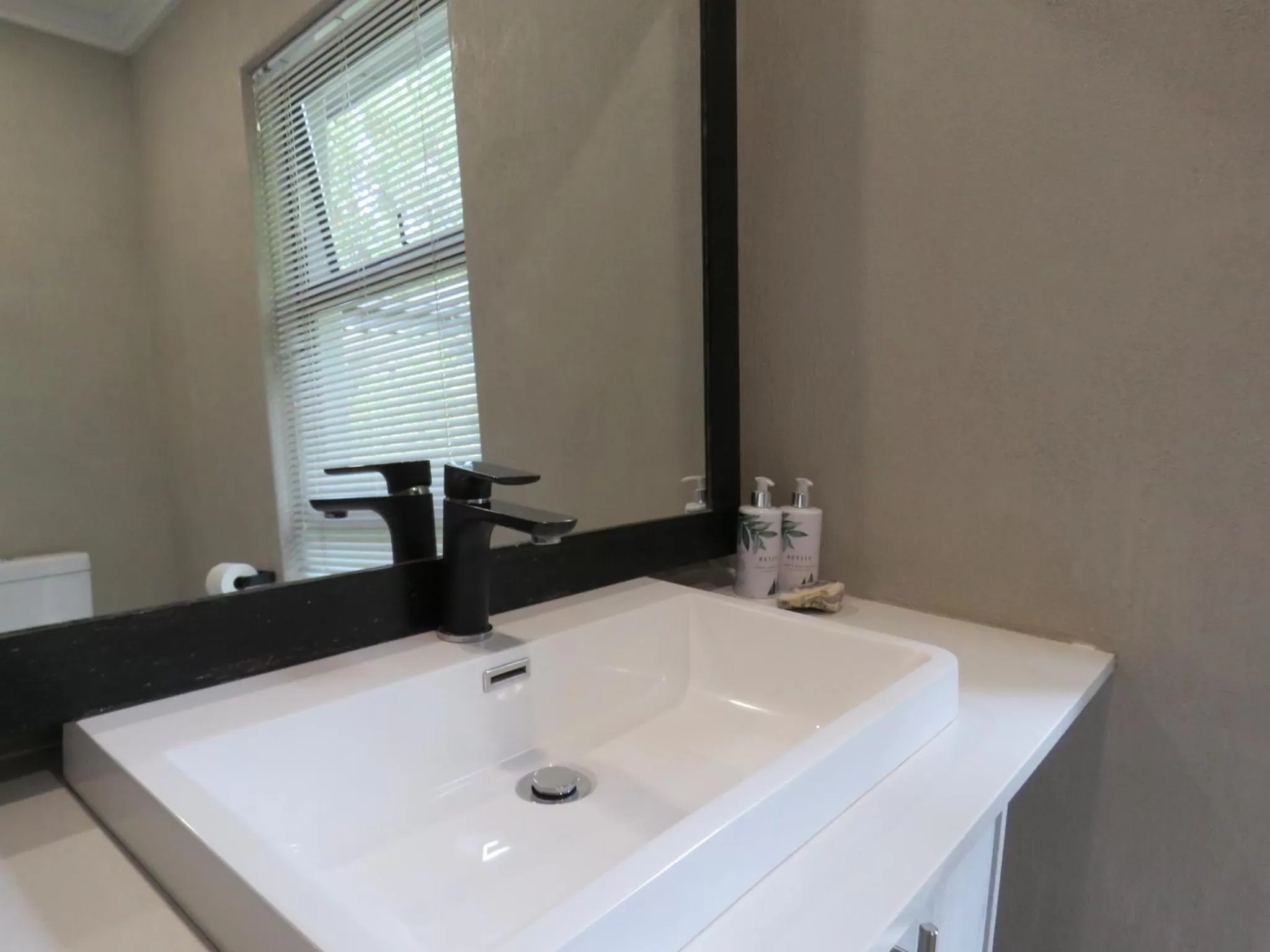 Bathroom in Jedidja Bed and Breakfast