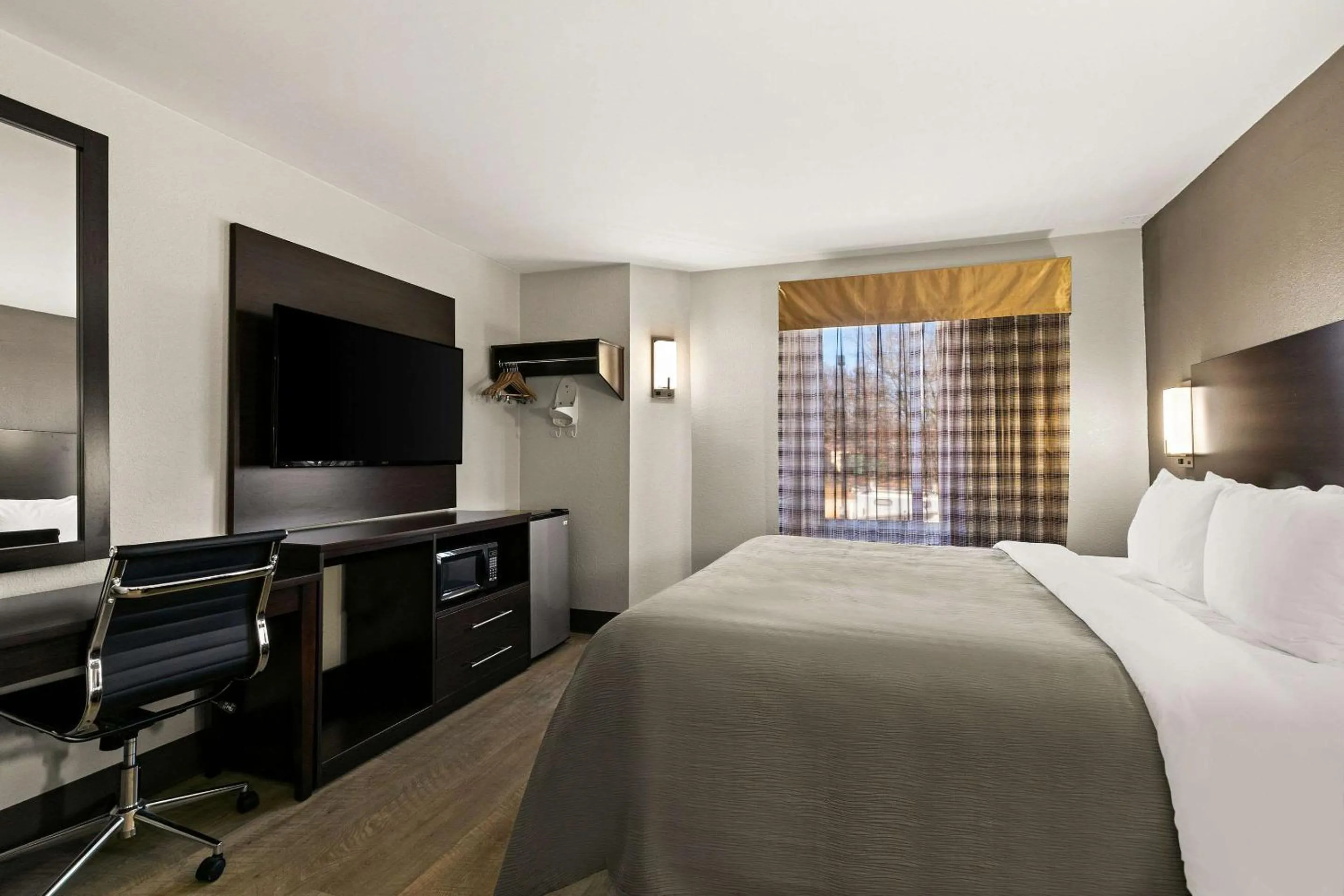 Bedroom, TV/Entertainment Center in Rodeway Inn