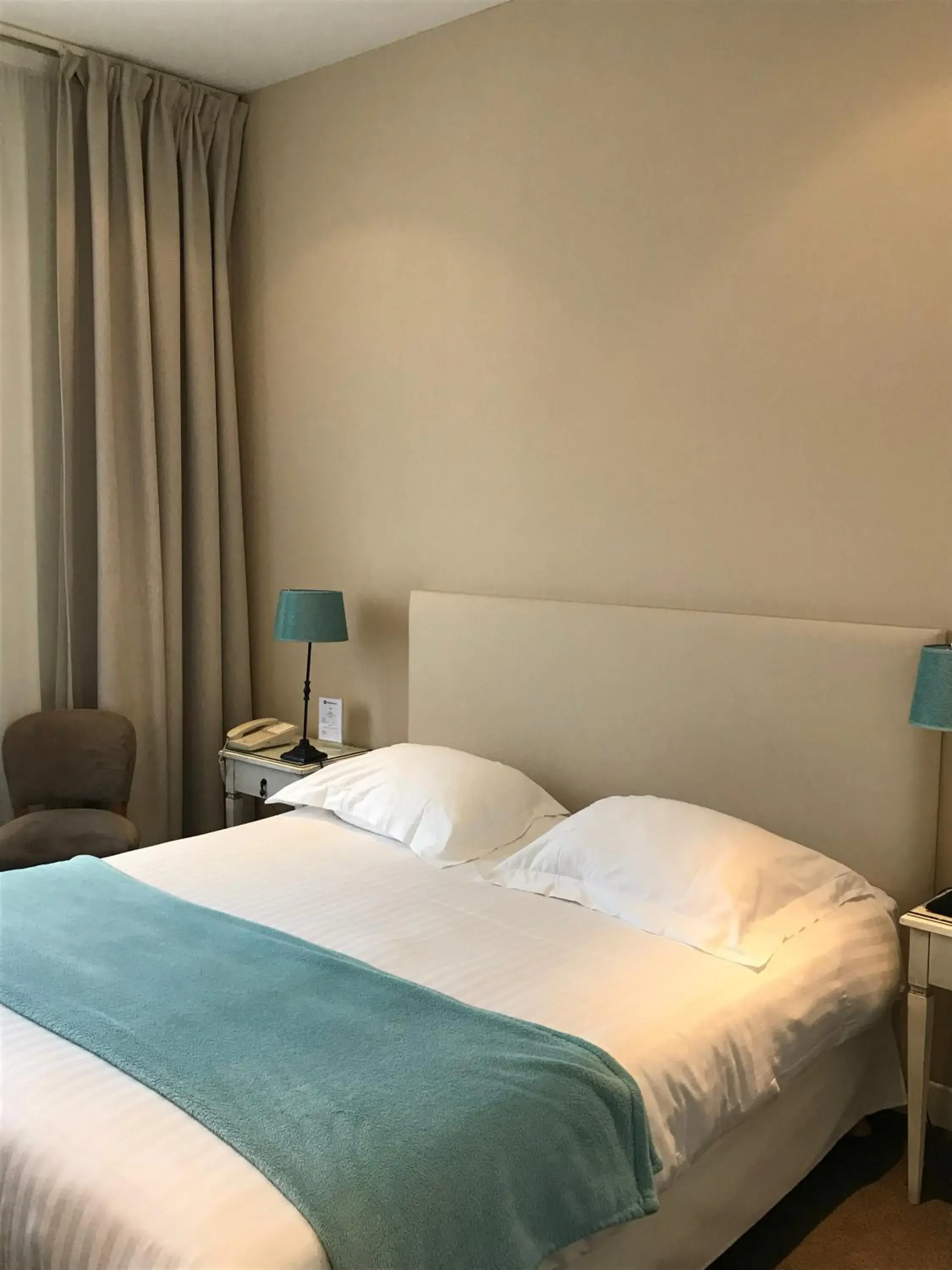 Comfort Queen Room in Hotel Le Renoir Comfort Queen Room in Hotel Le Renoir