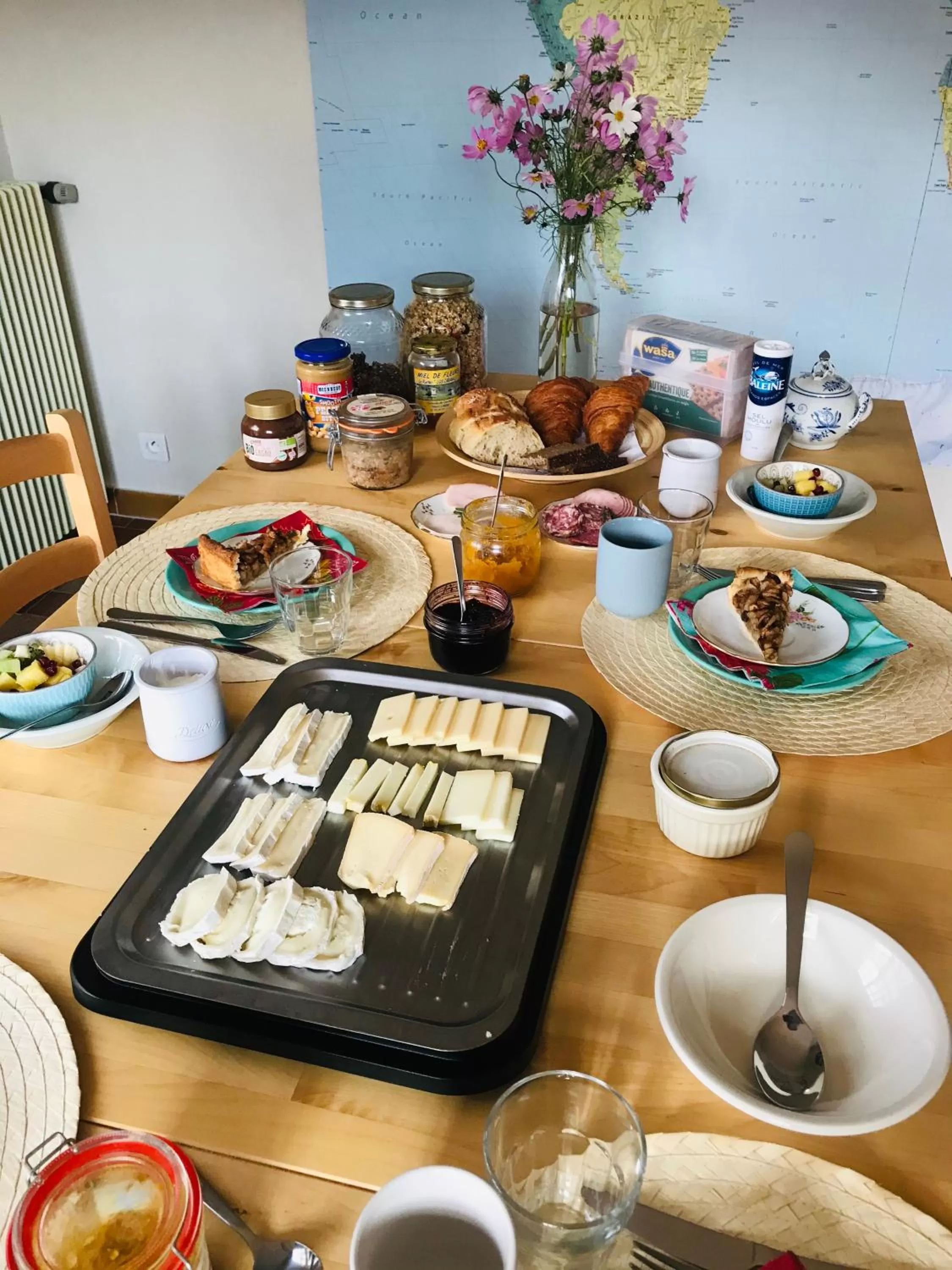 Breakfast in La Perle des Montagnes - Bed and breakfast - Chambre d hôte